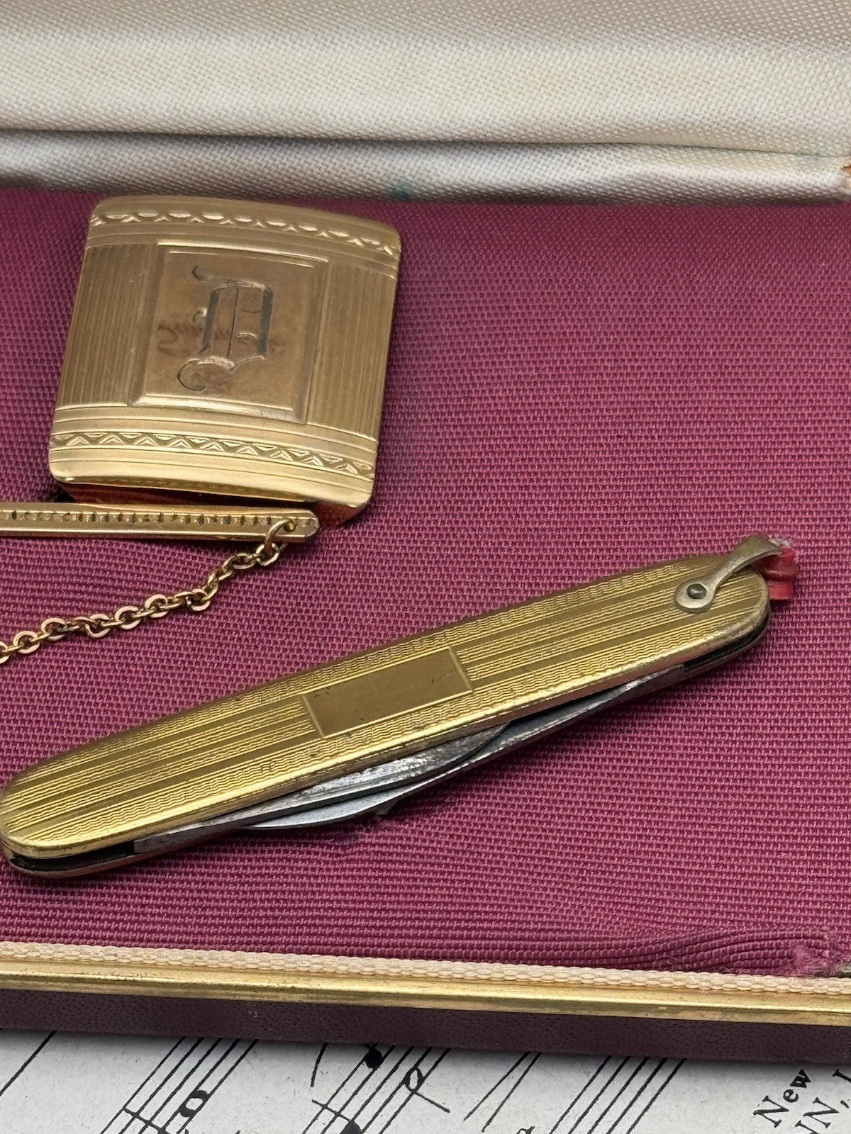 Gentlemen’s Belt Buckle Tie Clip Pocket Knife Set In Case Monogram D Goldtone
