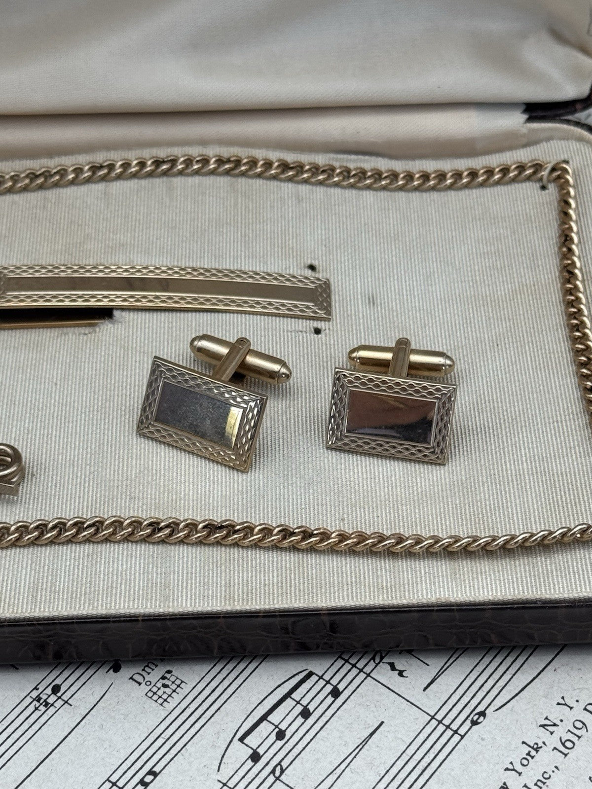 Vintage Gentlemen Case Goldtone Watch Chain Cufflinks Tie Bar Collar Stays Case