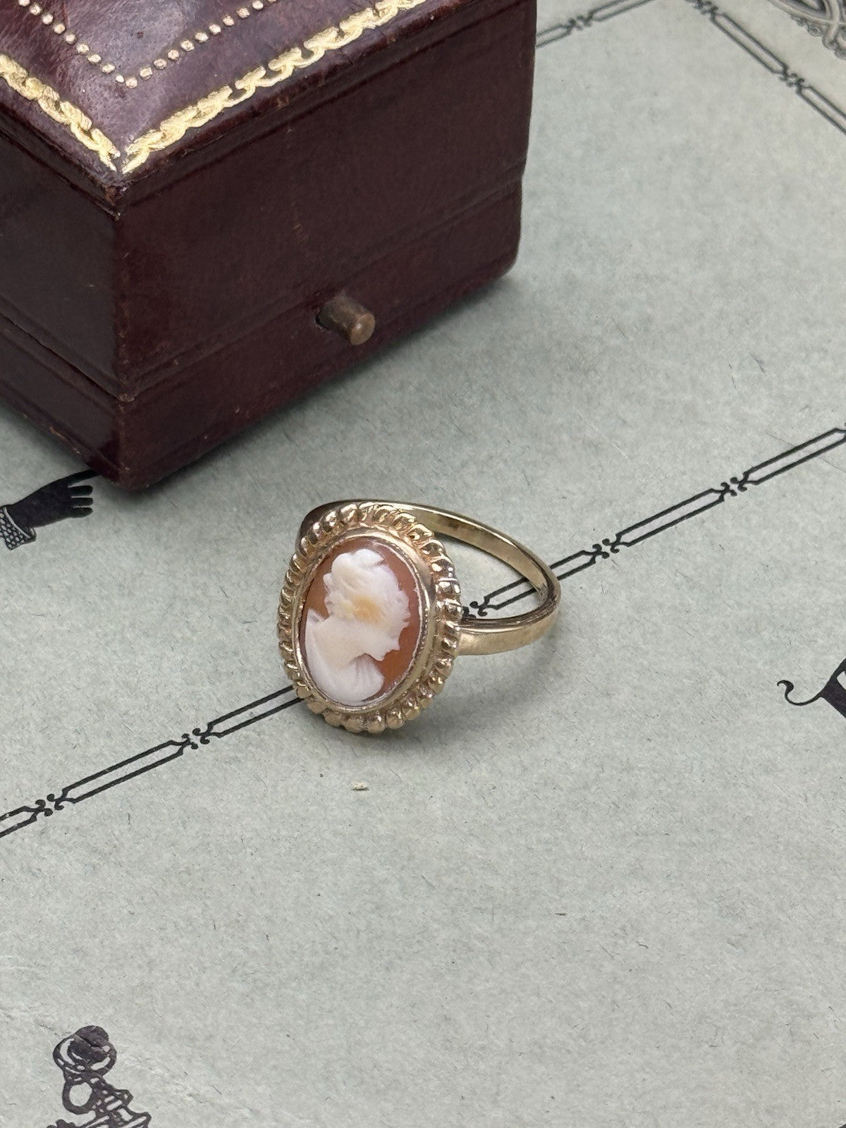 Vintage Cameo Hallmark 10k Solid GOLD Ring Size 7.5 SIGNED Master Piece