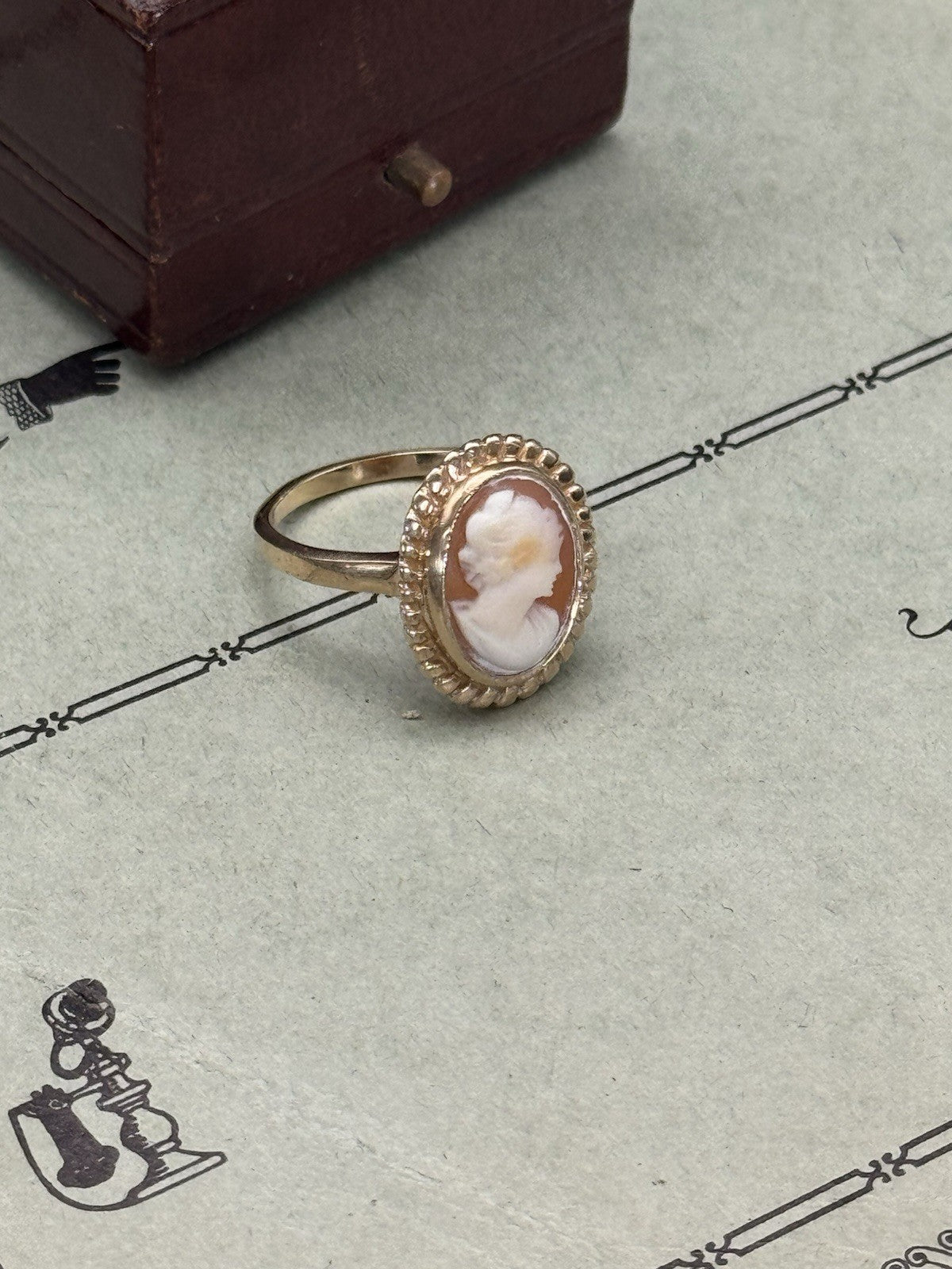 Vintage Cameo Hallmark 10k Solid GOLD Ring Size 7.5 SIGNED Master Piece