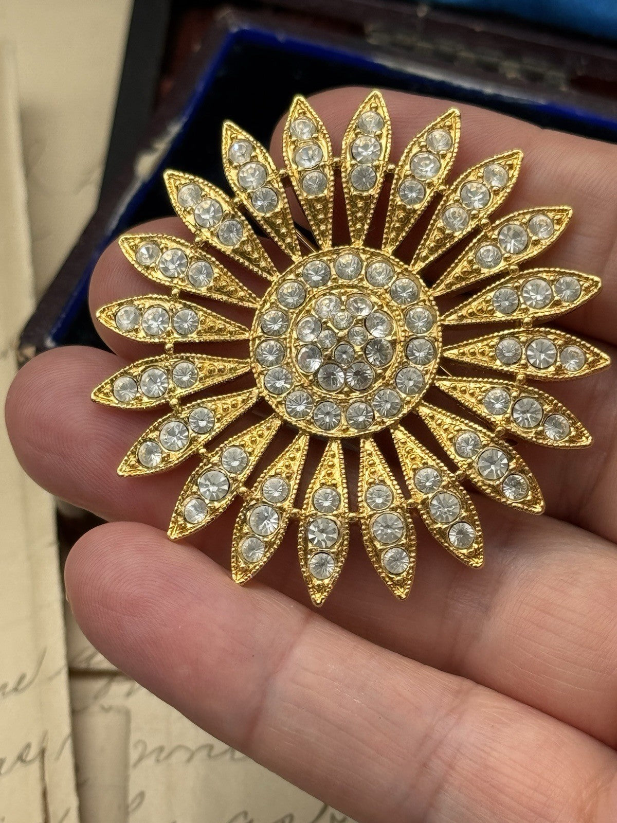 Daisy Flower Rhinestone Sparkling Vintage Flower Brooch Gold Tone Elegant Large