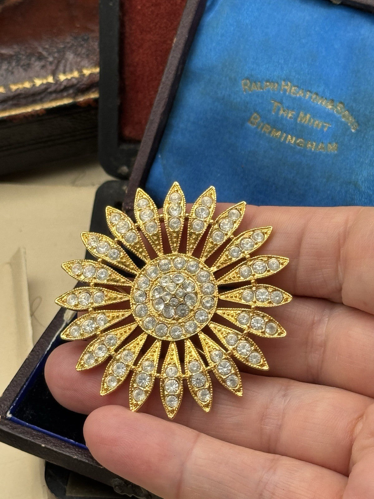 Daisy Flower Rhinestone Sparkling Vintage Flower Brooch Gold Tone Elegant Large