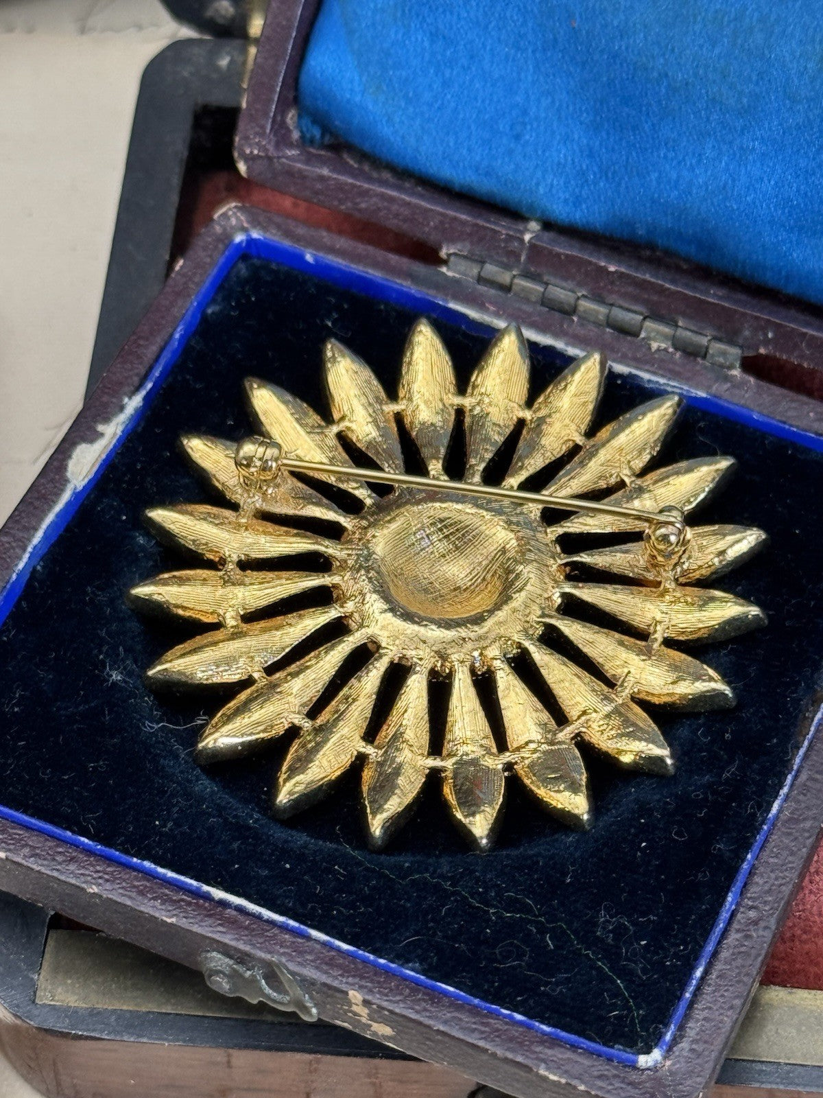 Daisy Flower Rhinestone Sparkling Vintage Flower Brooch Gold Tone Elegant Large