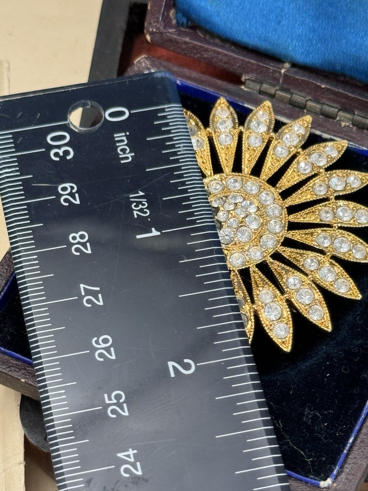 Daisy Flower Rhinestone Sparkling Vintage Flower Brooch Gold Tone Elegant Large