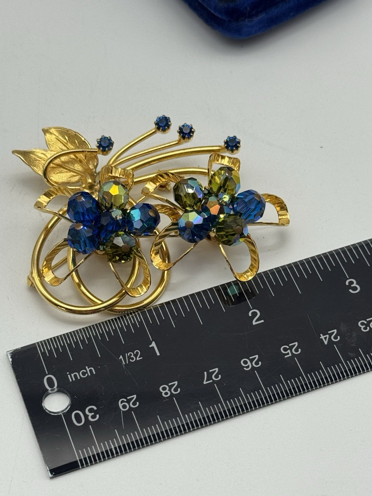 UNSIGNED HOBÉ Goldtone Blue Green AB Rhinestone Floral Spray