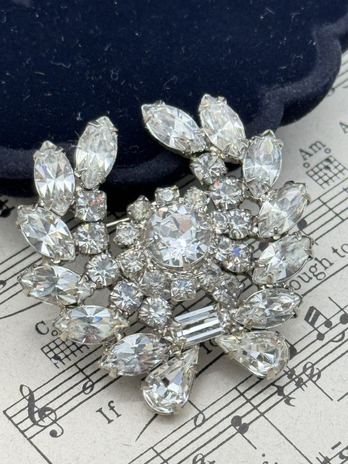 Vintage WEISS SIGNED Brooch Clear Rhinestones Laurel Wreath ca. 1.5”