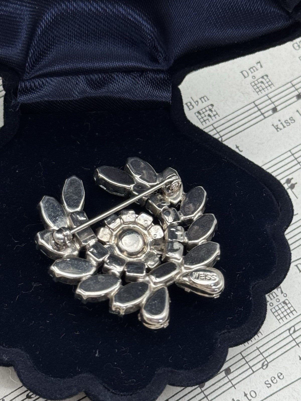 Vintage WEISS SIGNED Brooch Clear Rhinestones Laurel Wreath ca. 1.5”
