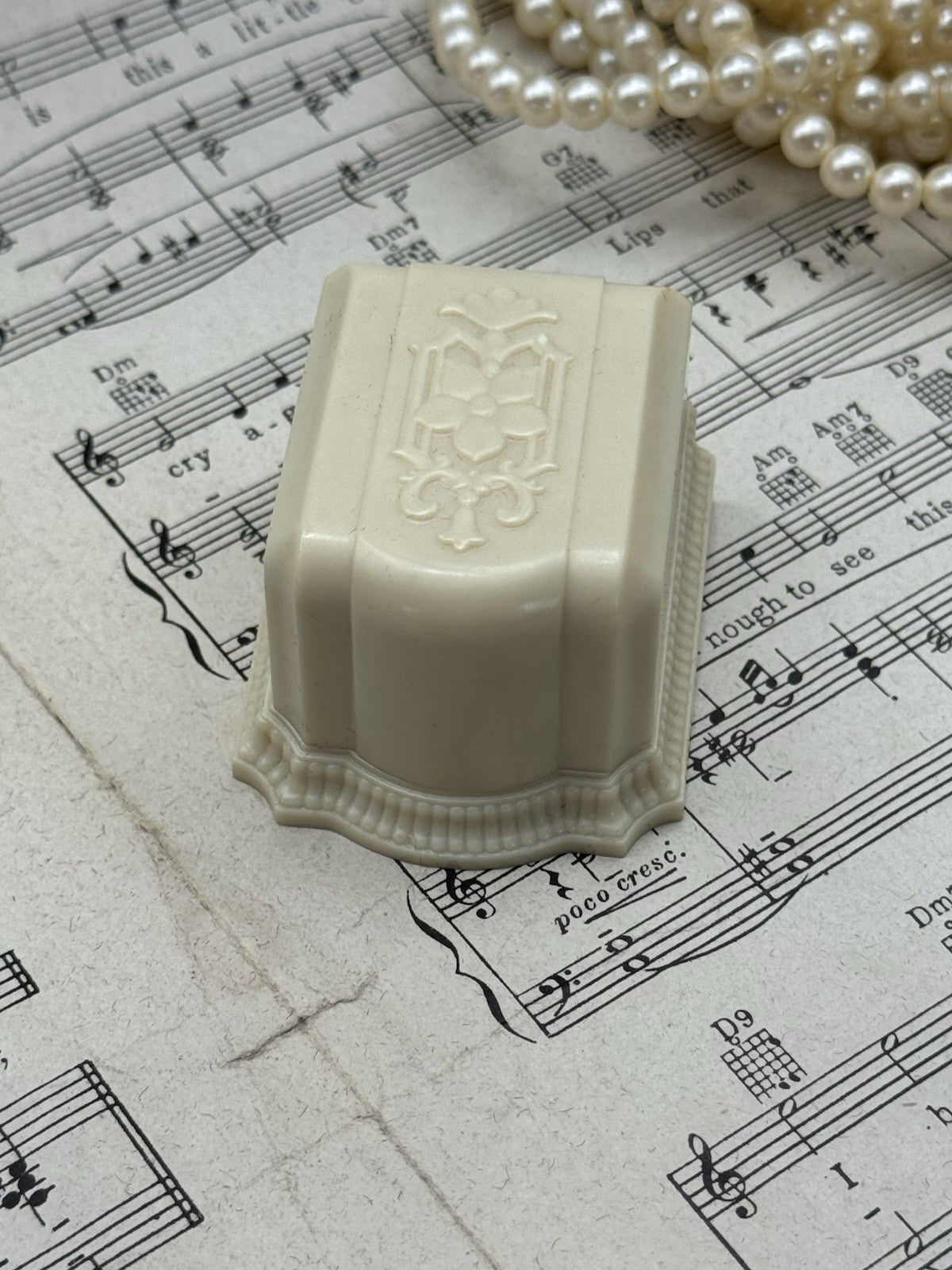 VINTAGE WARNER JC CO BUFFALO NY BAMS JEWELERS RICHMOND VA BOX ART DECO CREAM