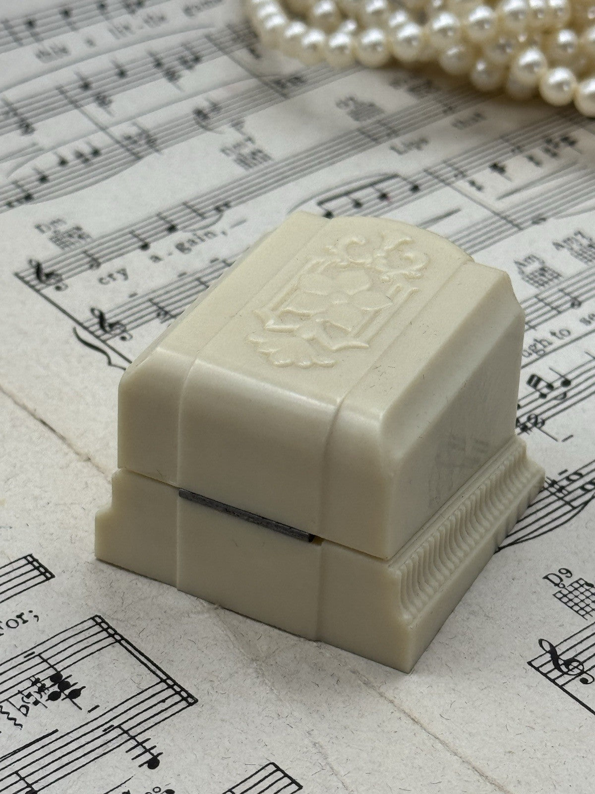 VINTAGE WARNER JC CO BUFFALO NY BAMS JEWELERS RICHMOND VA BOX ART DECO CREAM