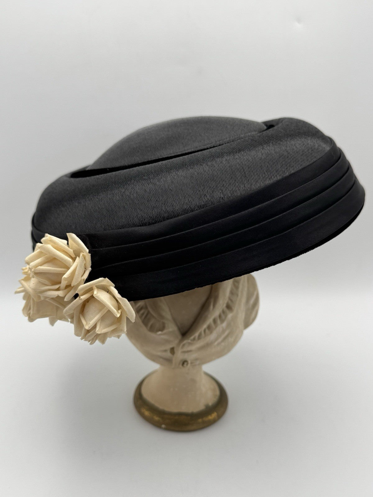 Vintage FACINATOR Hat Black Cream Roses 9”d