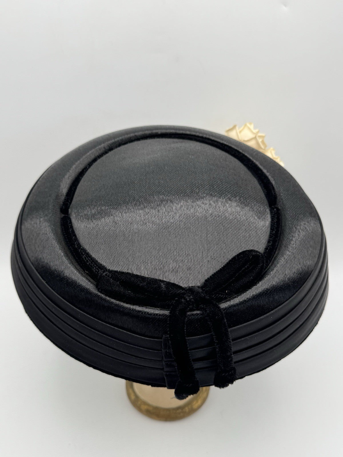 Vintage FACINATOR Hat Black Cream Roses 9”d