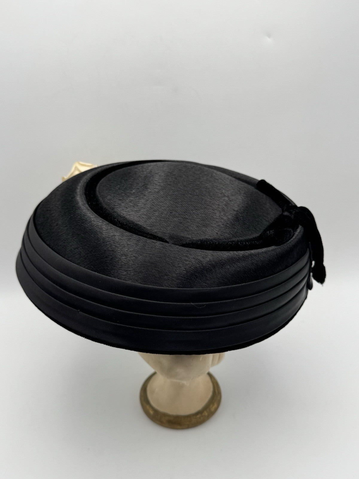 Vintage FACINATOR Hat Black Cream Roses 9”d