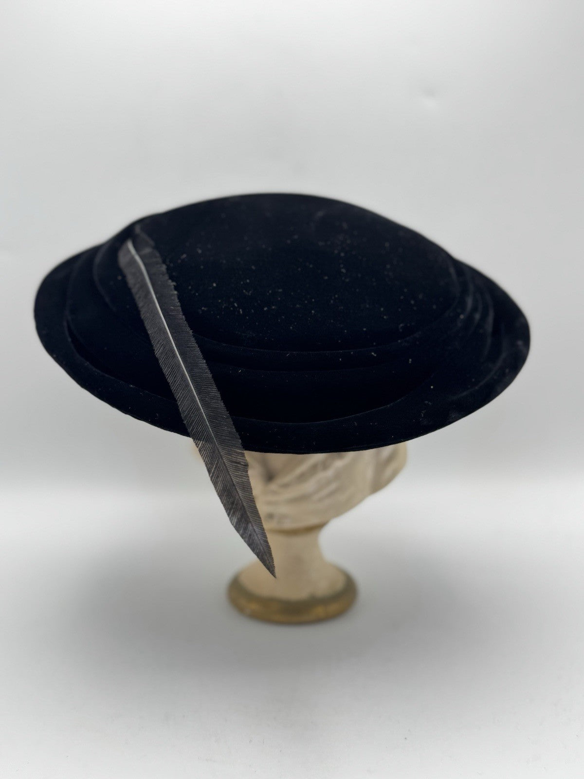 Vintage 1940s FACINATOR Hat Velvet w/ Dramatic Black Feather 10”d