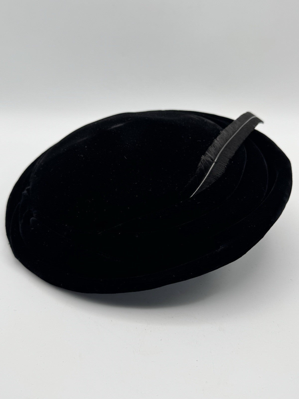 Vintage 1940s FACINATOR Hat Velvet w/ Dramatic Black Feather 10”d