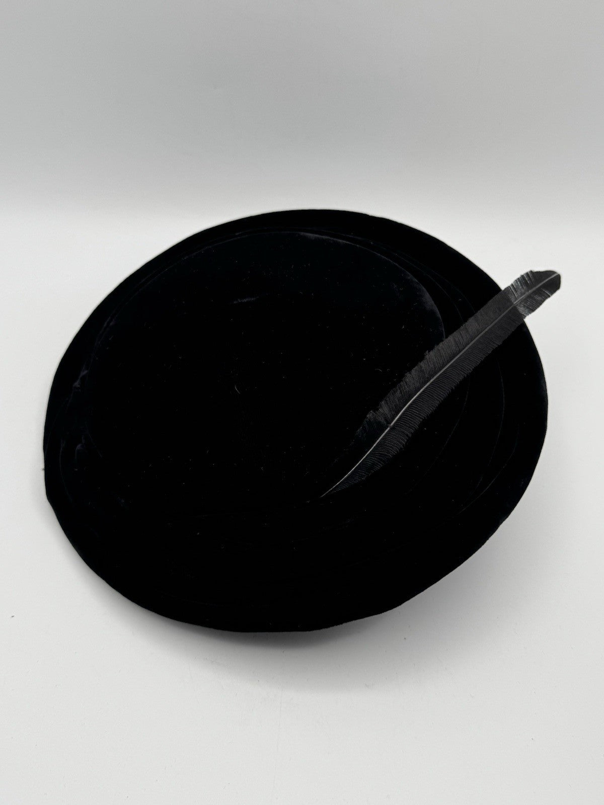 Vintage 1940s FACINATOR Hat Velvet w/ Dramatic Black Feather 10”d