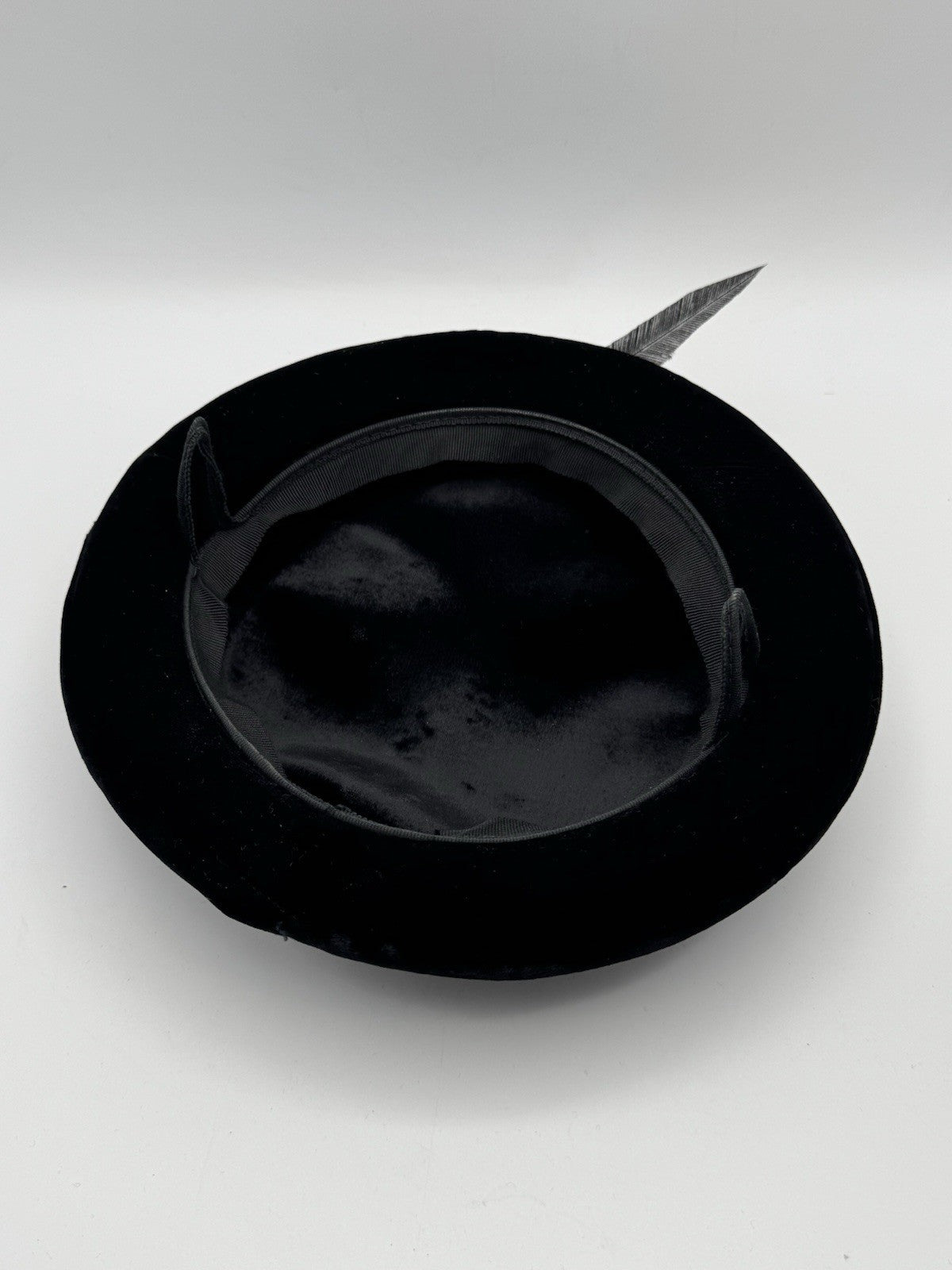 Vintage 1940s FACINATOR Hat Velvet w/ Dramatic Black Feather 10”d