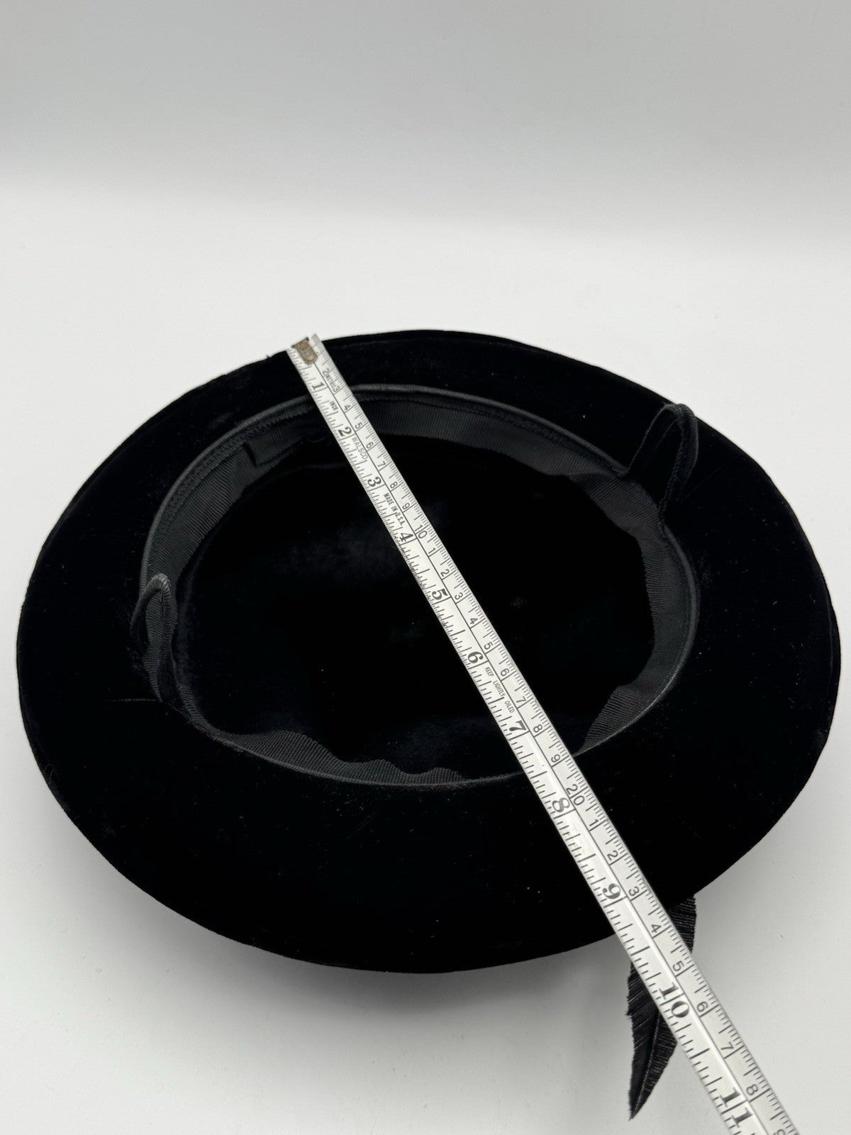 Vintage 1940s FACINATOR Hat Velvet w/ Dramatic Black Feather 10”d