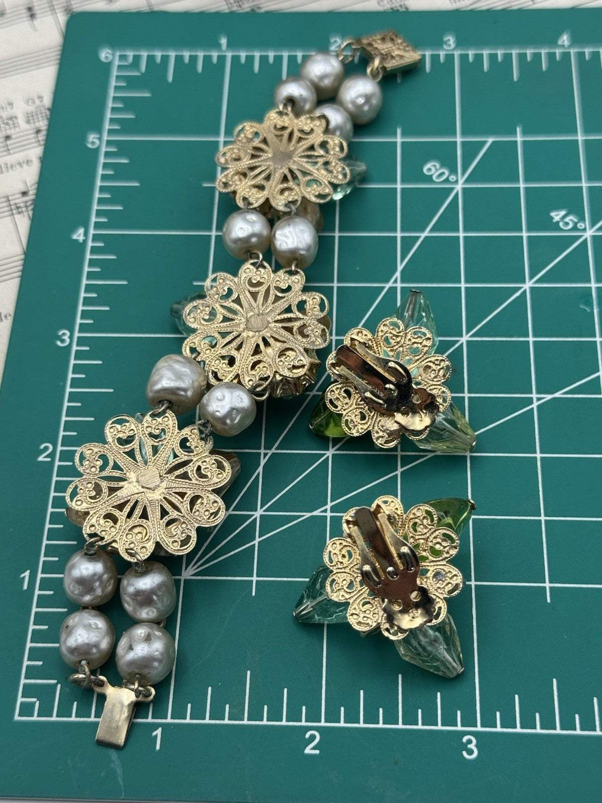 Vintage Pastel Green Goldtone Demi Parure Bracelet 6”+ Earrings Clip-on