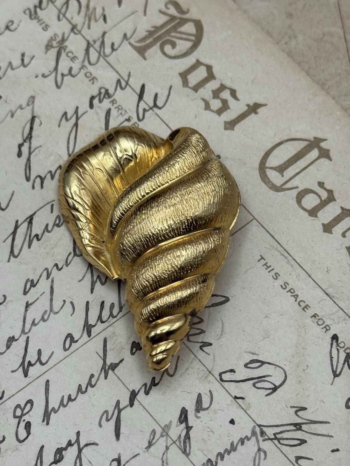 Vintage Sea Shell Brooch Goldtone Textured Signed GIOVANNI 1.75”