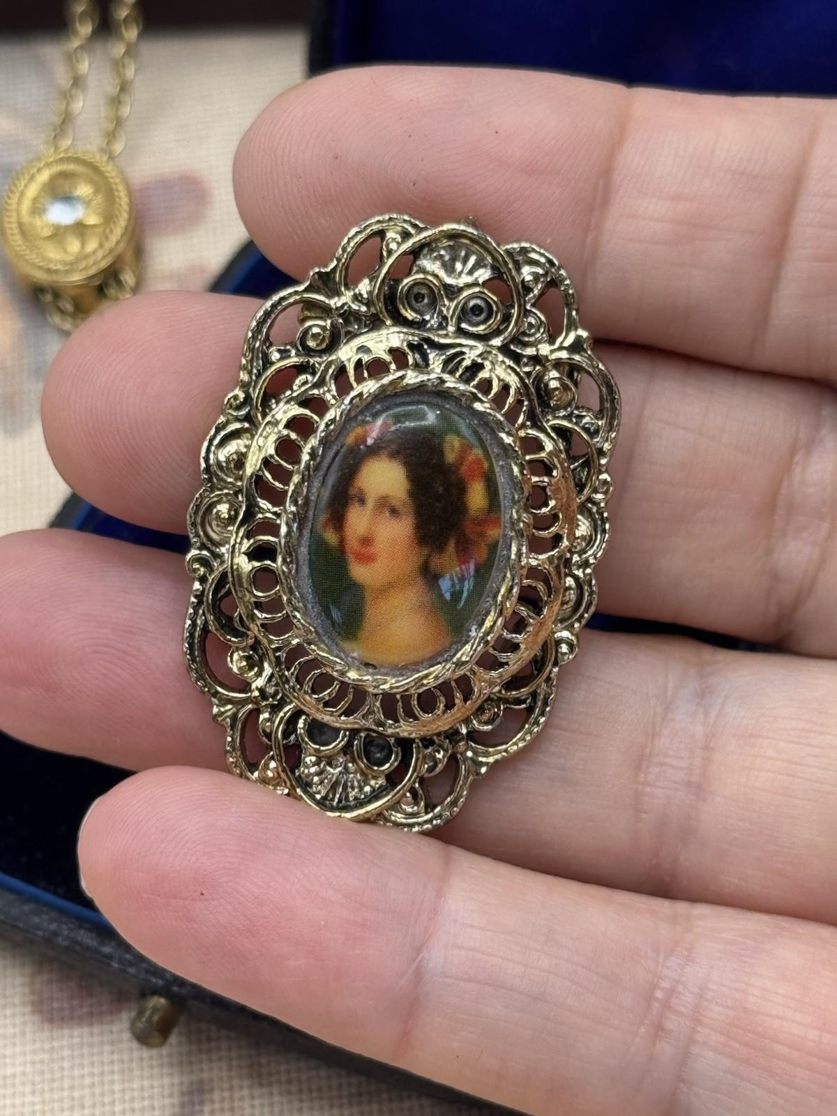 Cameo Portrait Brooch Pendant Vintage Gold Tone Signed Gerry’s 1.57” x 1.18”