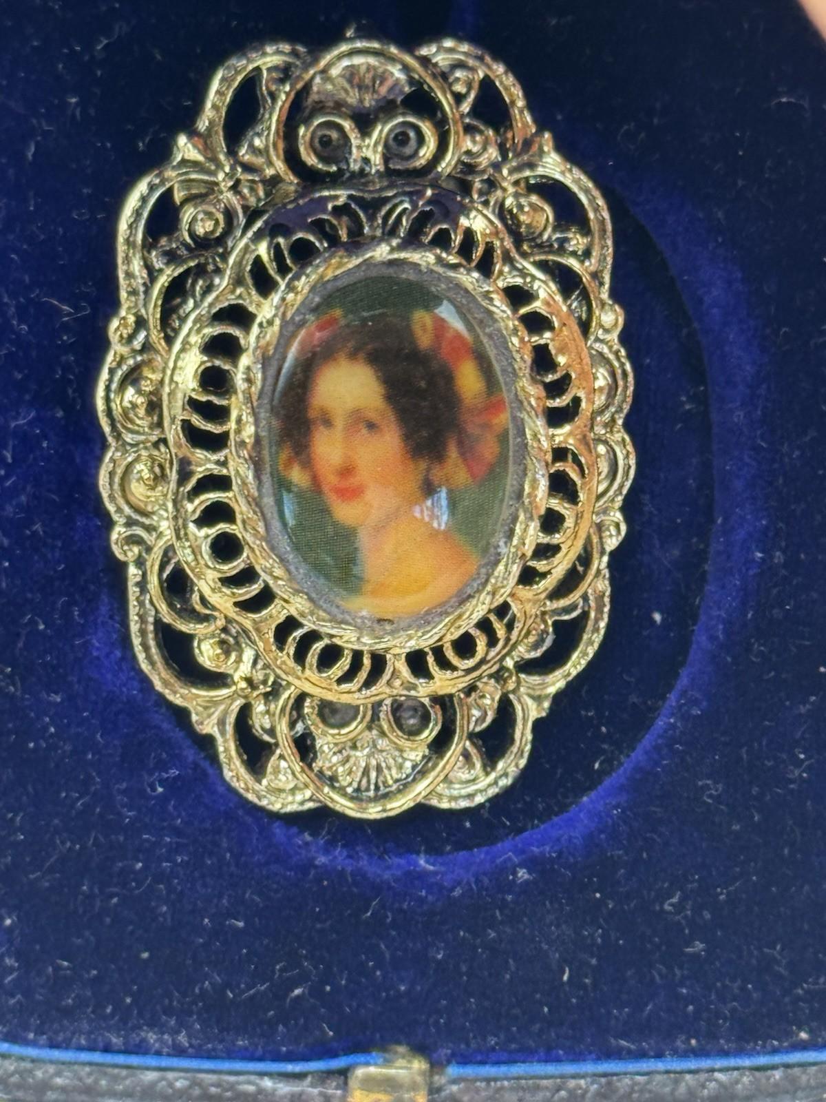 Cameo Portrait Brooch Pendant Vintage Gold Tone Signed Gerry’s 1.57” x 1.18”