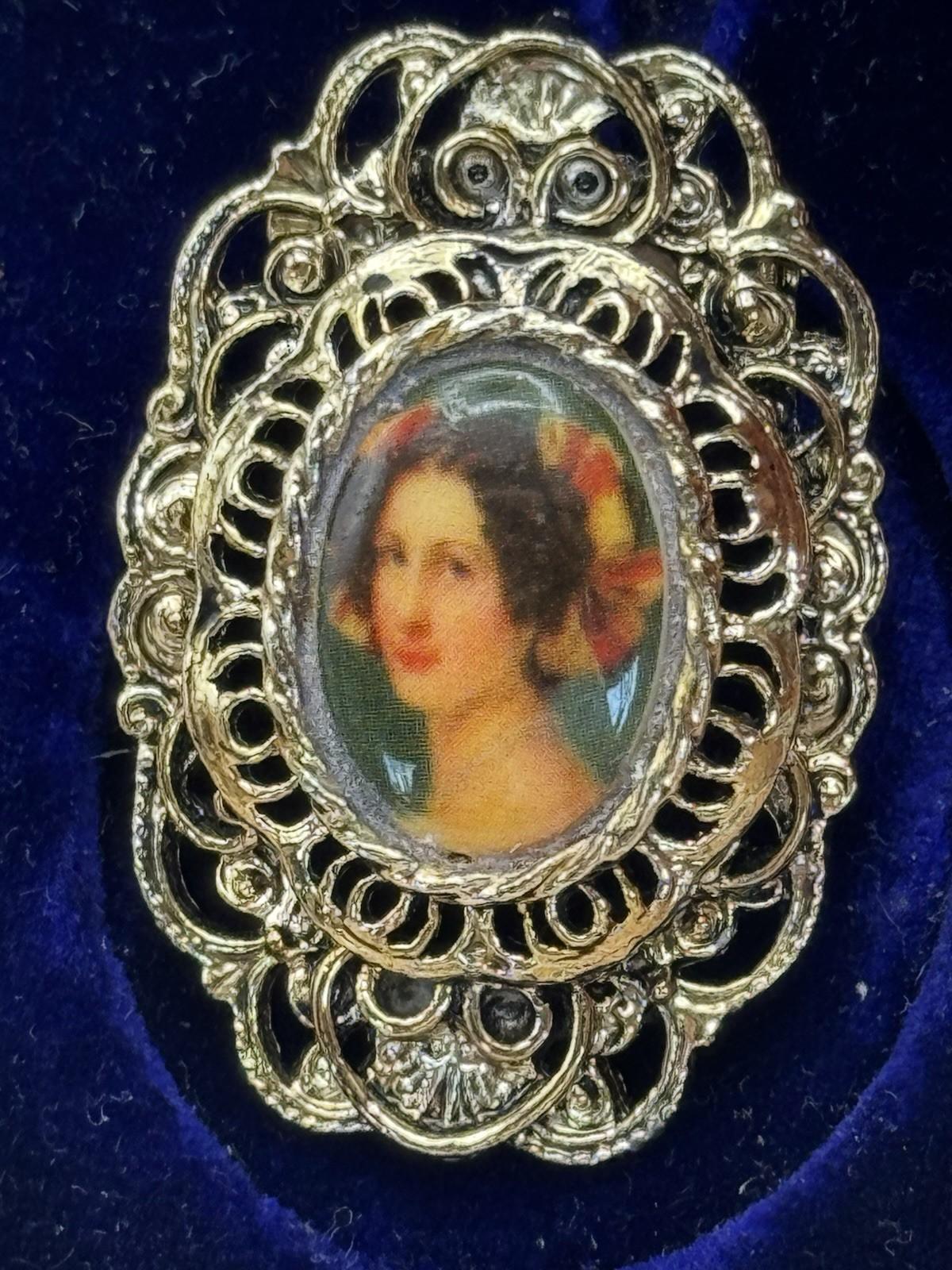 Cameo Portrait Brooch Pendant Vintage Gold Tone Signed Gerry’s 1.57” x 1.18”