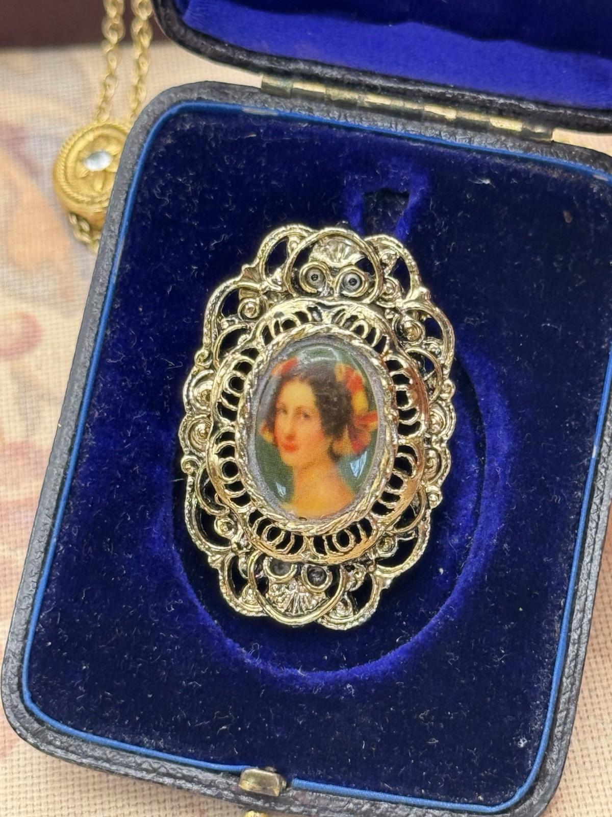Cameo Portrait Brooch Pendant Vintage Gold Tone Signed Gerry’s 1.57” x 1.18”