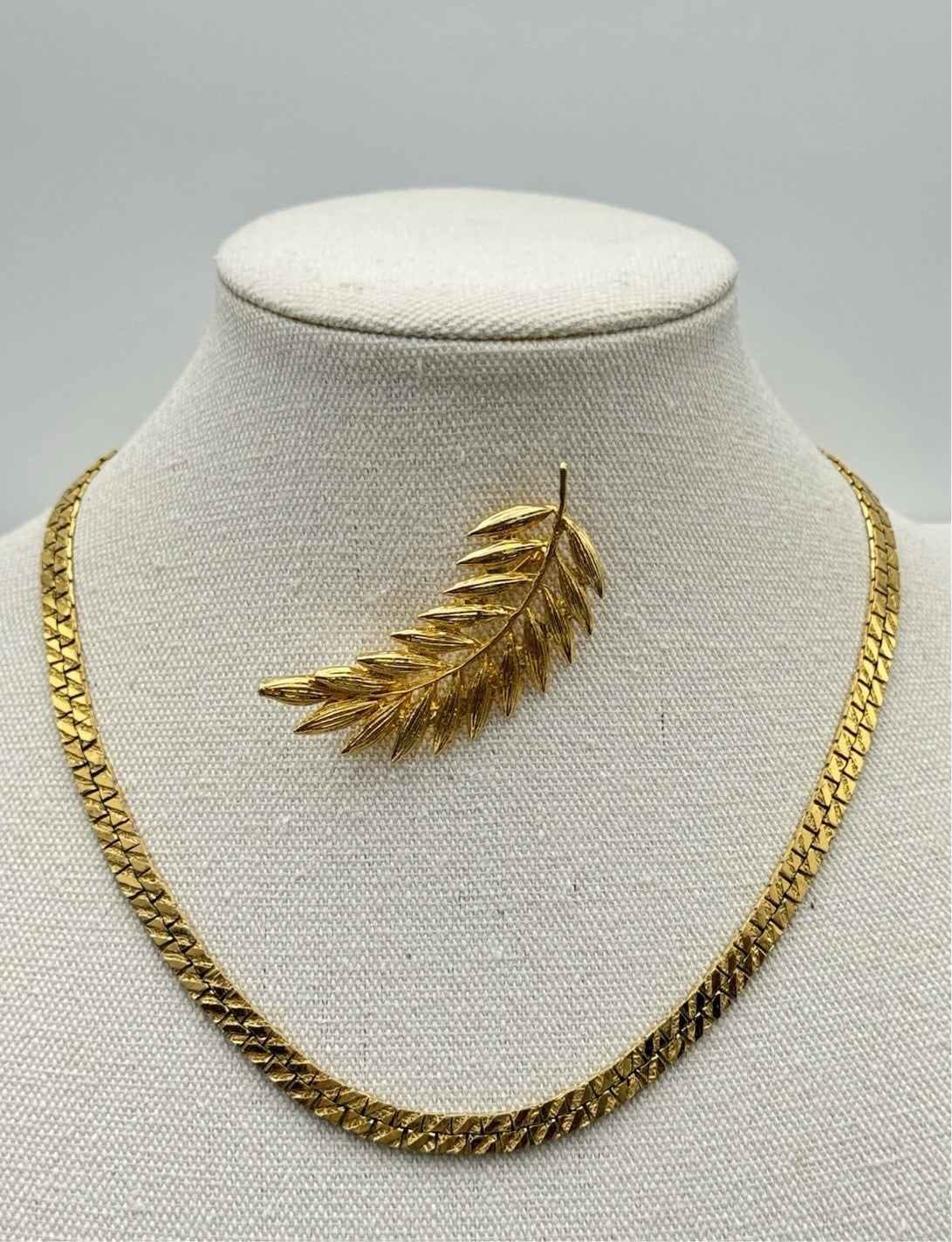Vintage REVERSIBLE Goldtone Flat Link Necklace 18” & Leaf Brooch Set