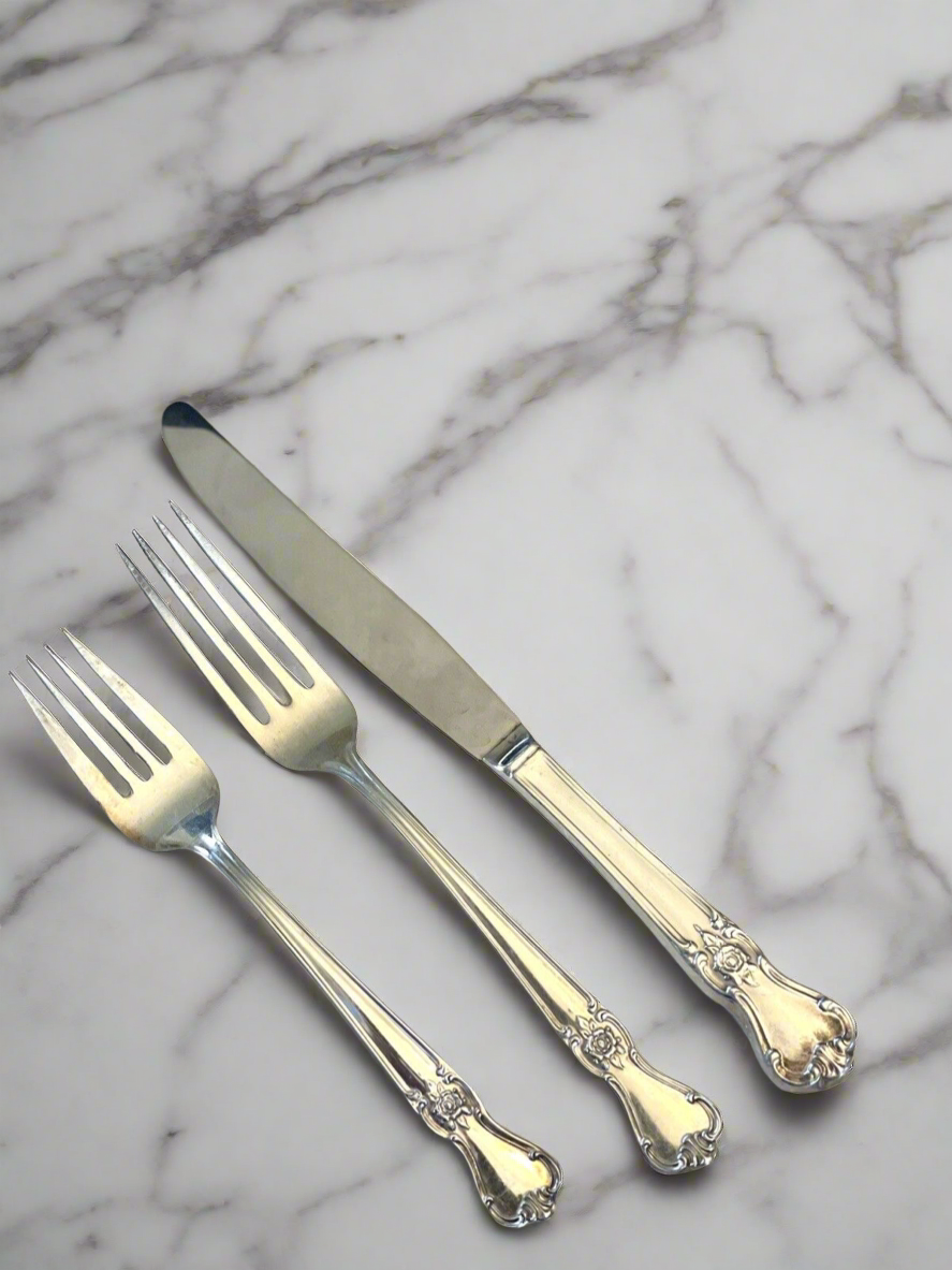 Silverware set for 6 by Old Company Plate “Signature ROSE”6 Dinner Knives, 6 Dinner Forks, 6 Salad Forks