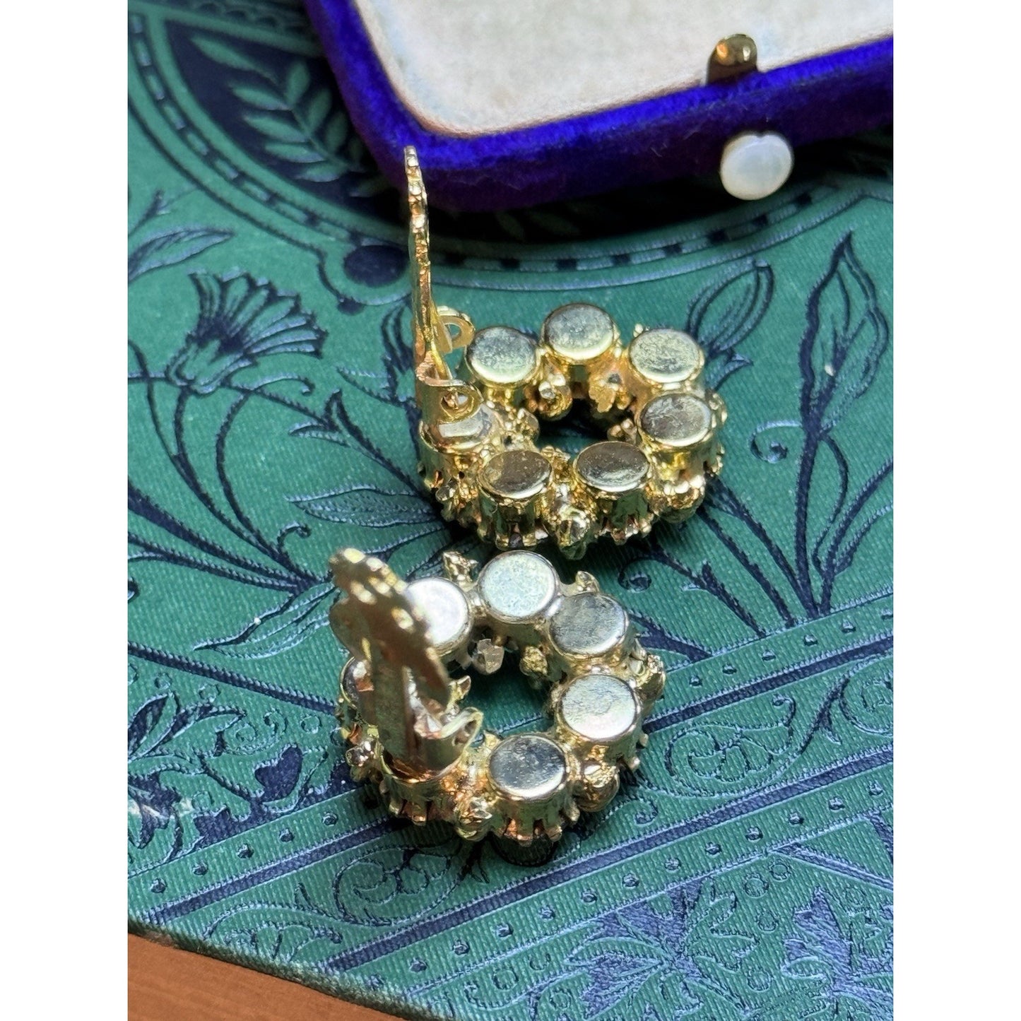 WEISS Green Rhinestone Clip On Earrings Goldtone Wreath Signed Vintage 7/8”