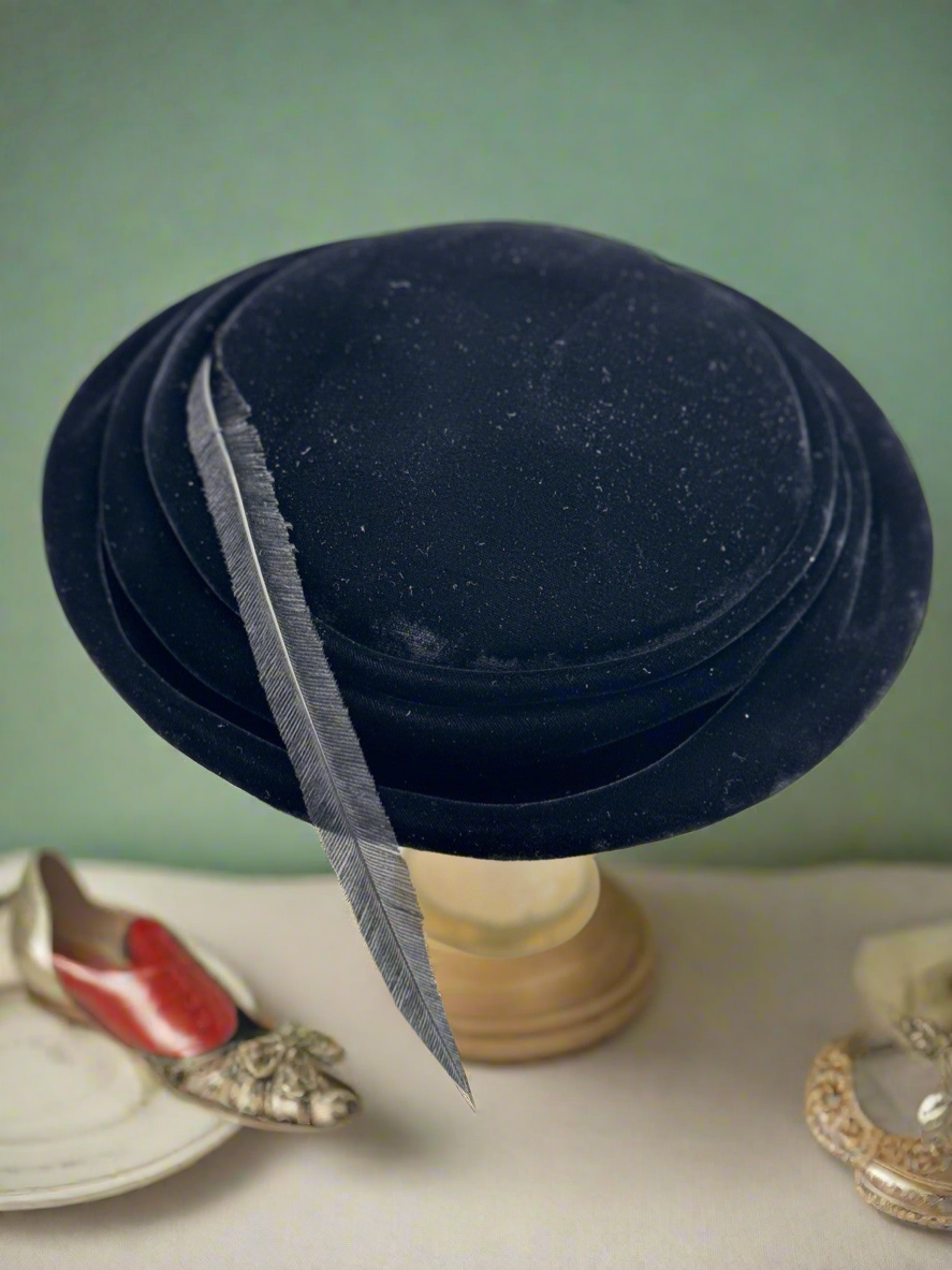 Vintage 1940s FACINATOR Hat Velvet w/ Dramatic Black Feather 10”d