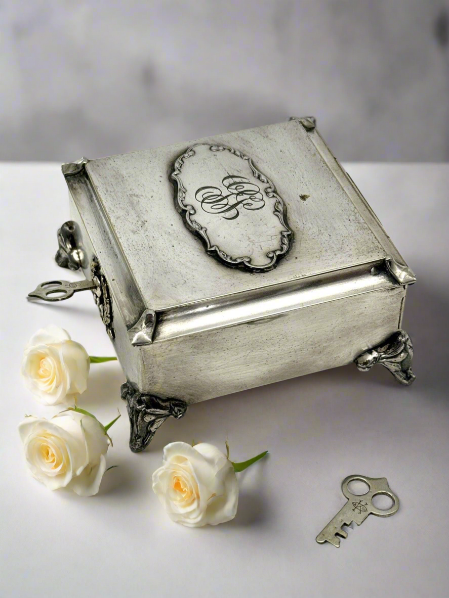 VINTAGE Silver Plate Footed Box With 2 Keys Quadruple Plate K & Co. RARE📌
