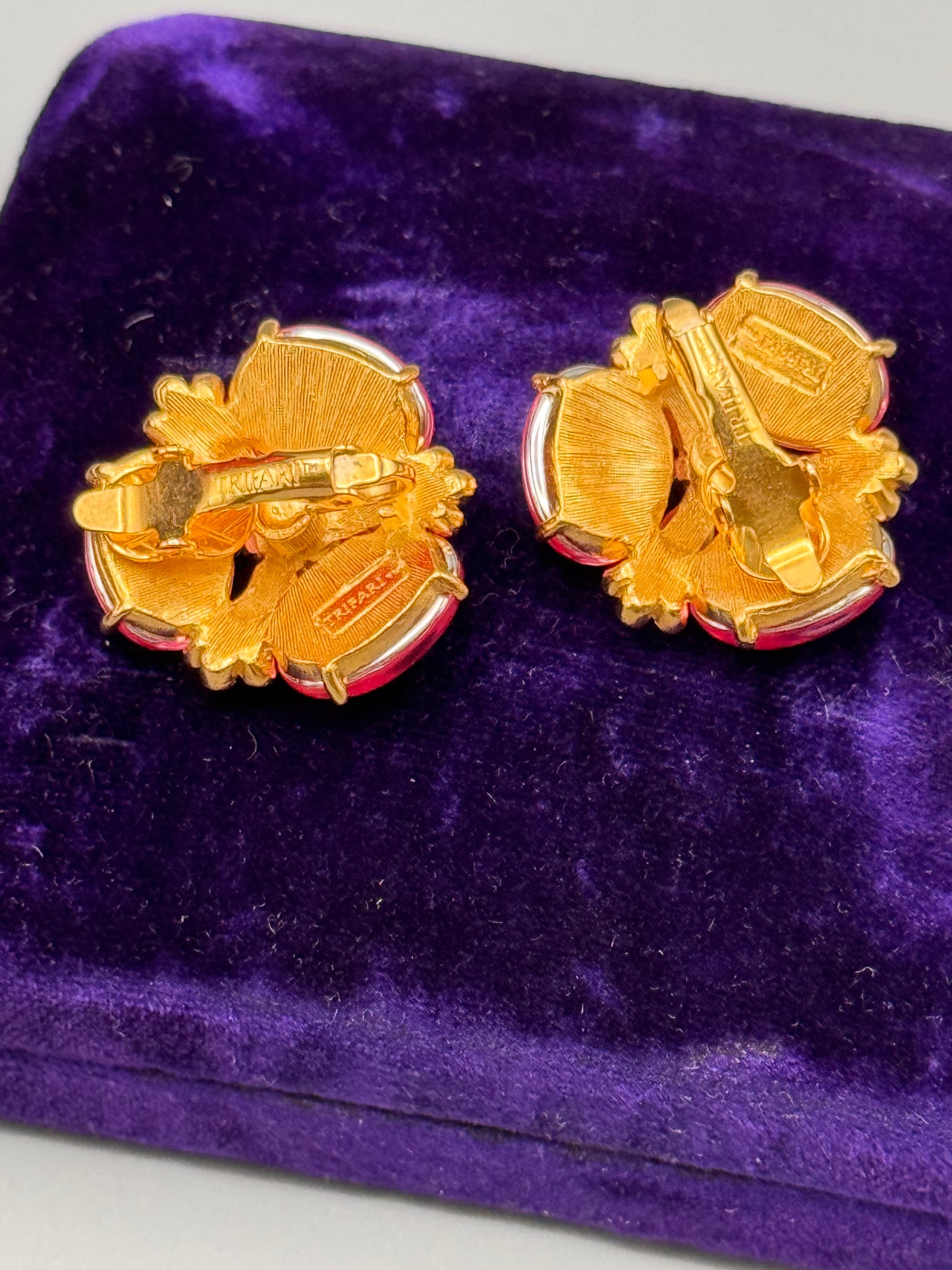 Vintage Trifari Earrings Goldtone Pink Cabochon Floral Clip Ons 1″