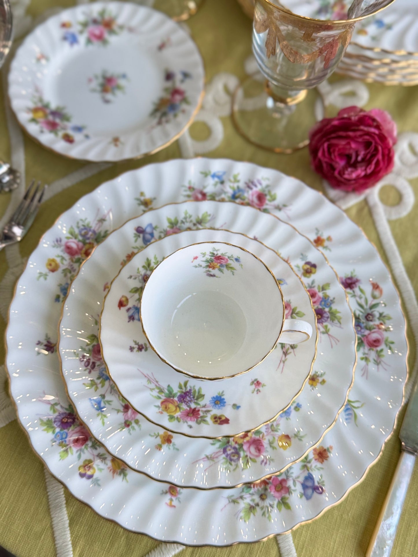 💗 Vintage Minton “Marlow” Fine Bone China Service for 8 – 40 Piece Floral Gilt Dinnerware Set 💗