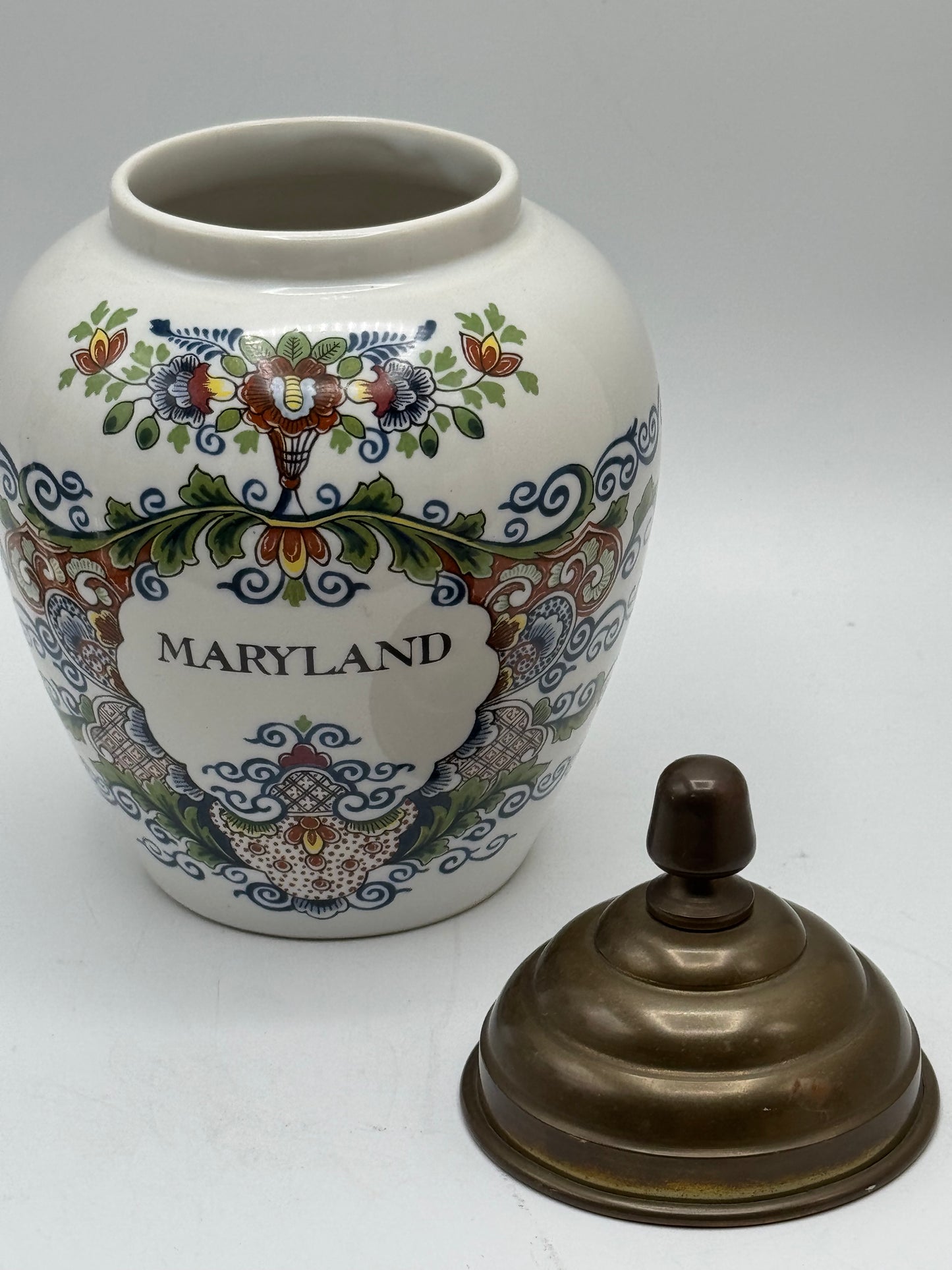 Delft Holland Polychrome MARYLAND Jar With lid, Circa 6.5"h