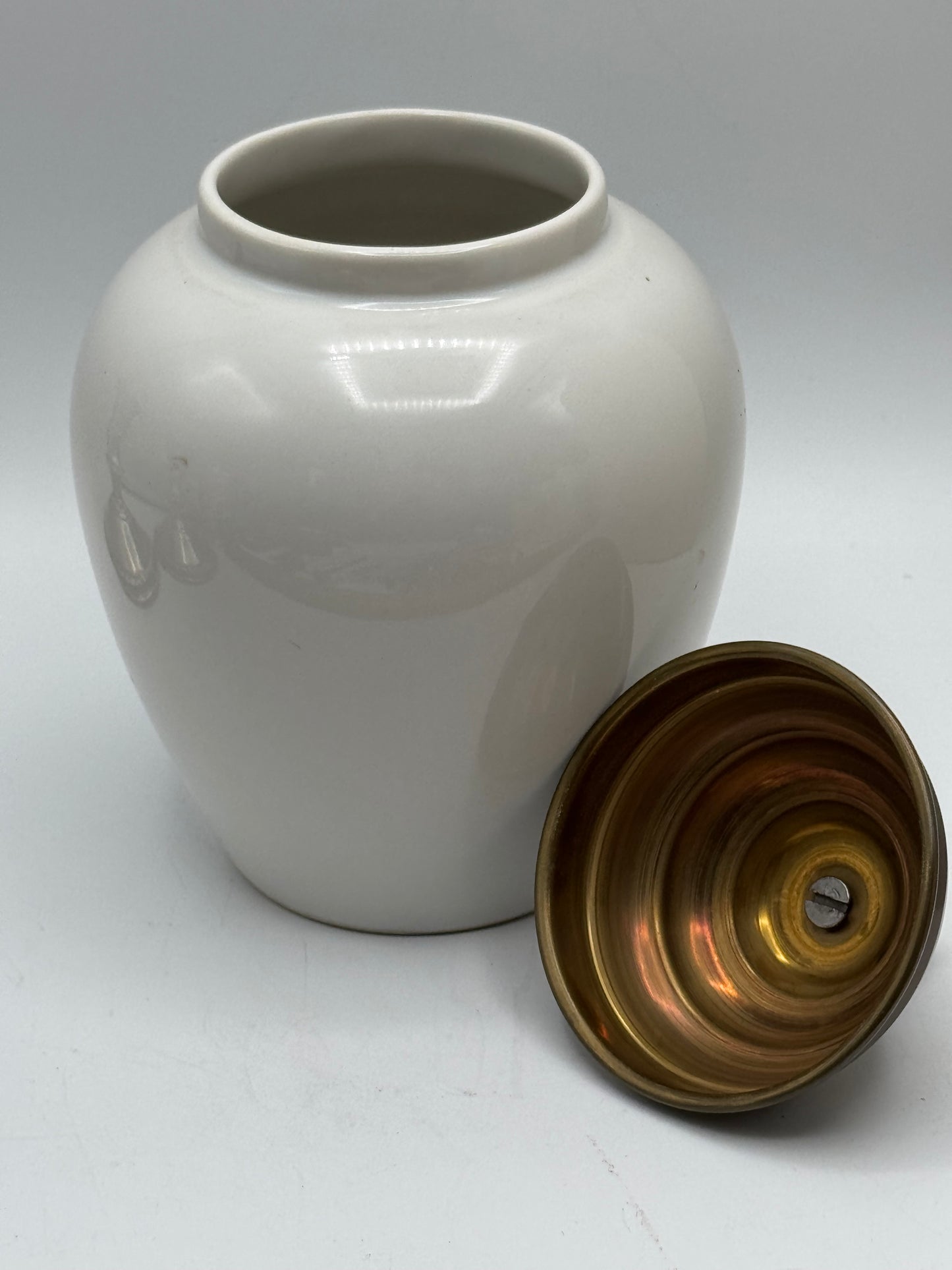 Delft Holland Polychrome MARYLAND Jar With lid, Circa 6.5"h