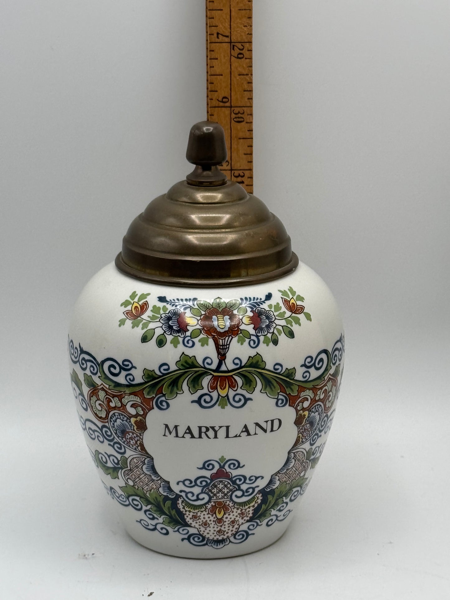 Delft Holland Polychrome MARYLAND Jar With lid, Circa 6.5"h