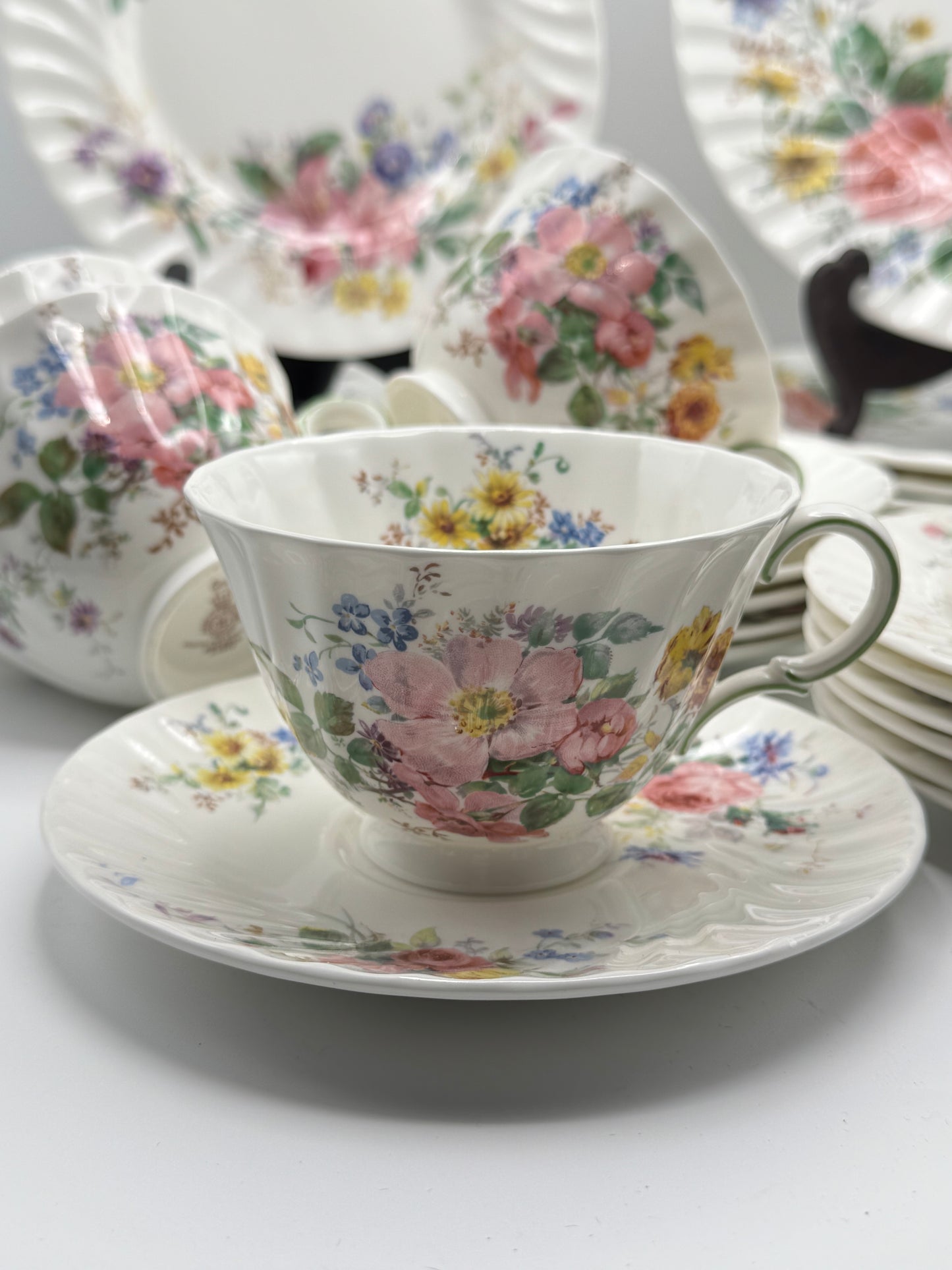 Royal Doulton Bone China “Arcadia” H.4802 – 30-Piece Dinner & Tea Set, Mint Condition, Made in England
