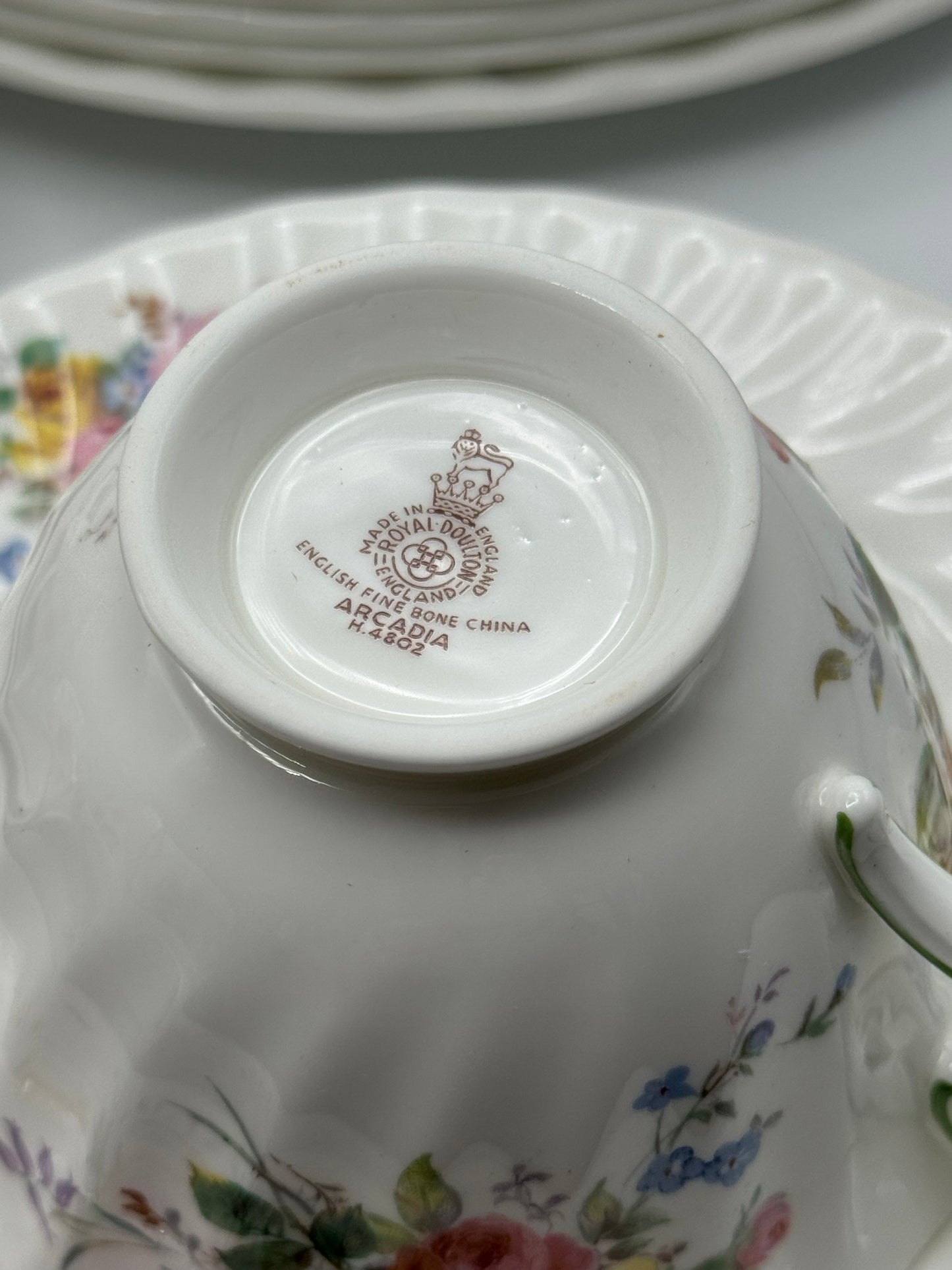 Royal Doulton “Bone” China “Arcadia” H.4802 – 30-Piece Dinner & Tea Set, Mint Condition, Made in England