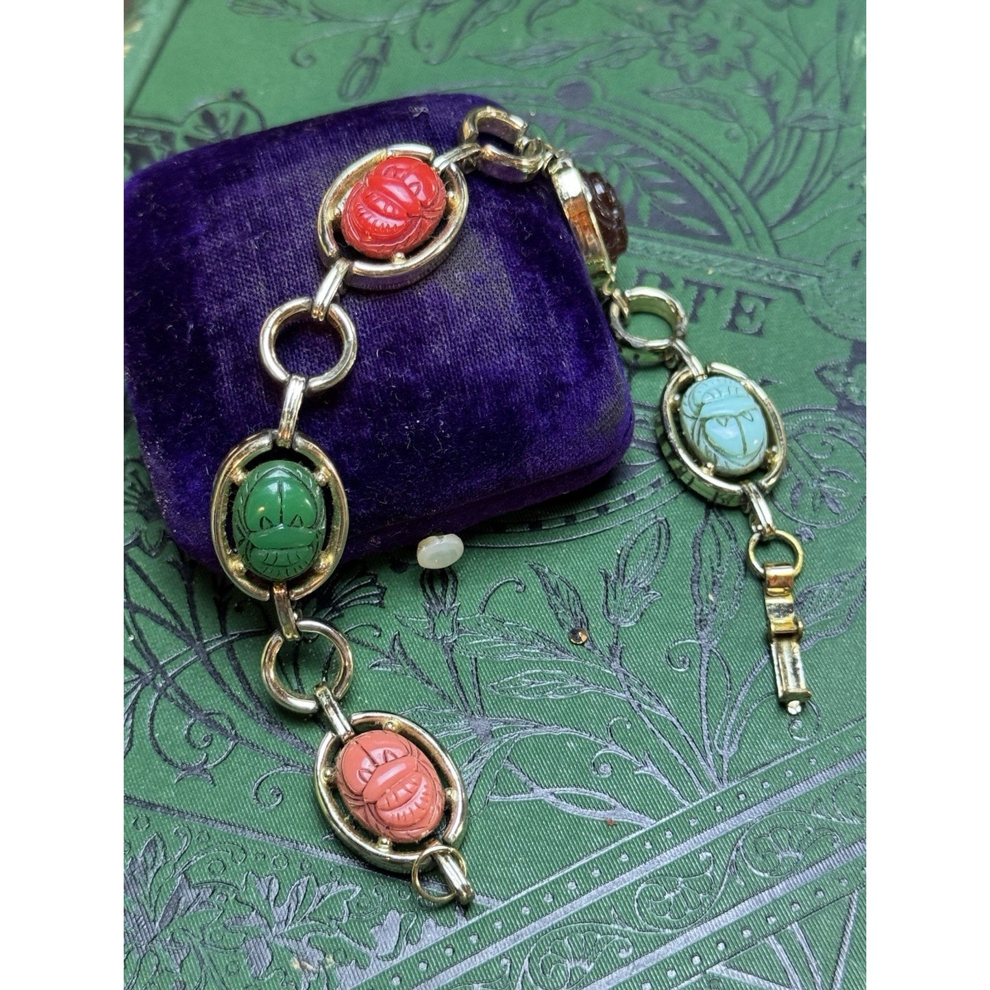 Vintage Egyptian Revival Scarab Bracelet Goldtone Thermoset Scarabs 7.5”