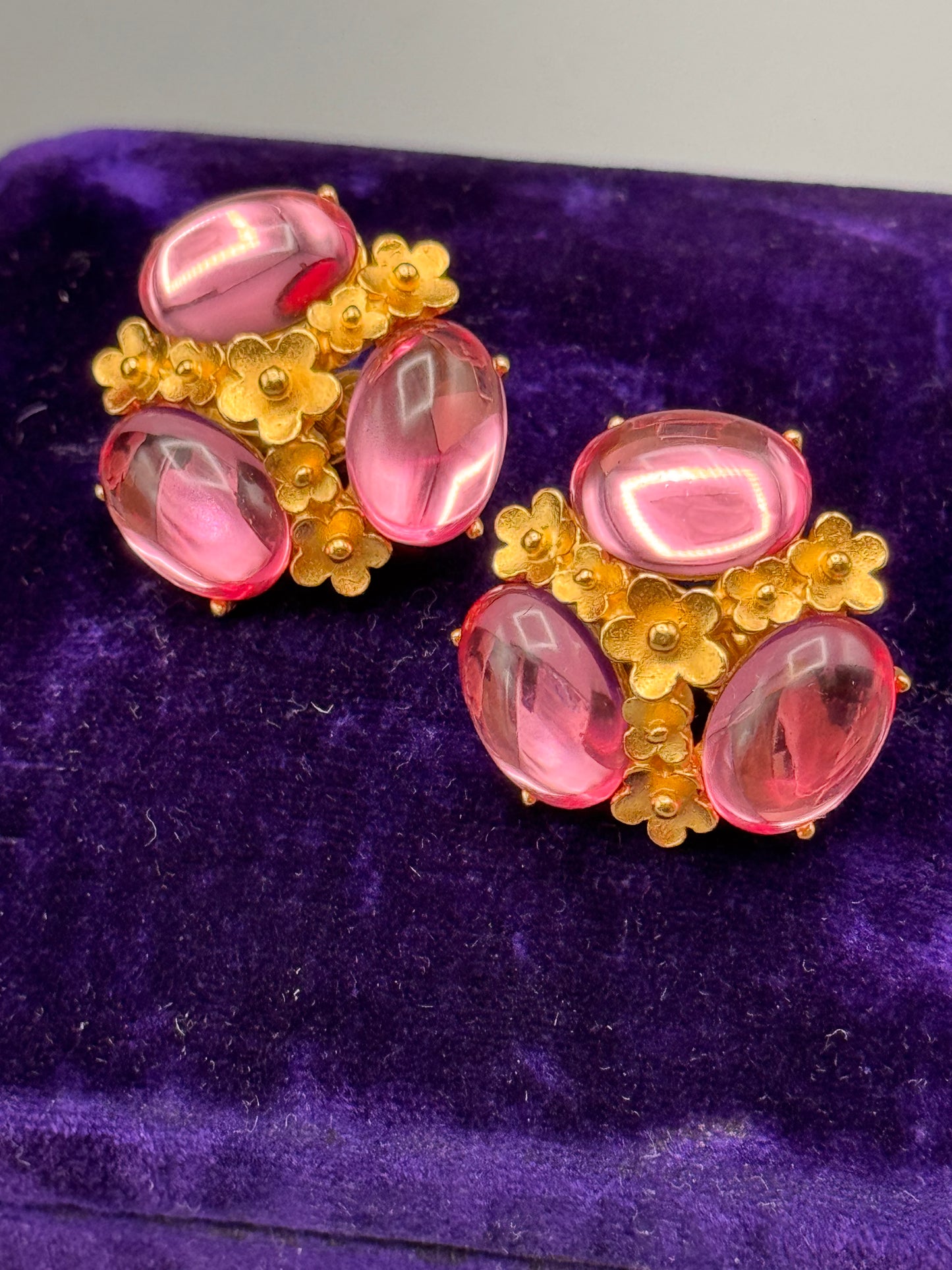 Vintage Trifari Earrings Goldtone Pink Cabochon Floral Clip Ons 1″