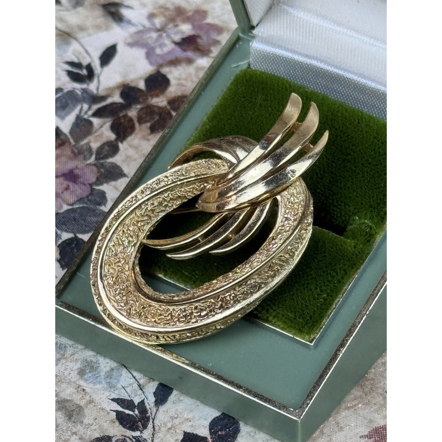Vintage Crown Trifari Brooch Goldtone Modernist Textured Oval Abstract Pin