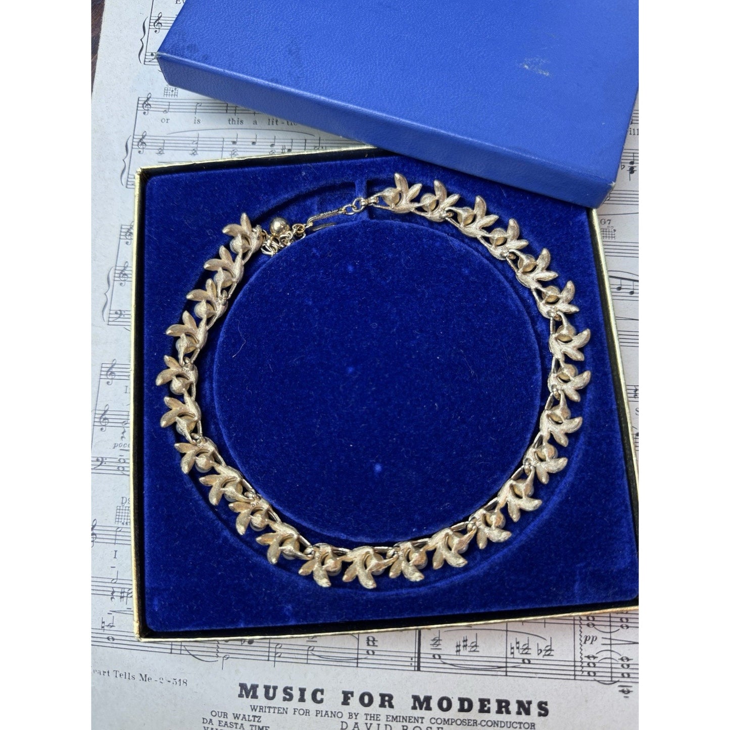 Vintage Avon Goldtone Faux Pearl Leaf Choker Necklace 15” Original Box Signed