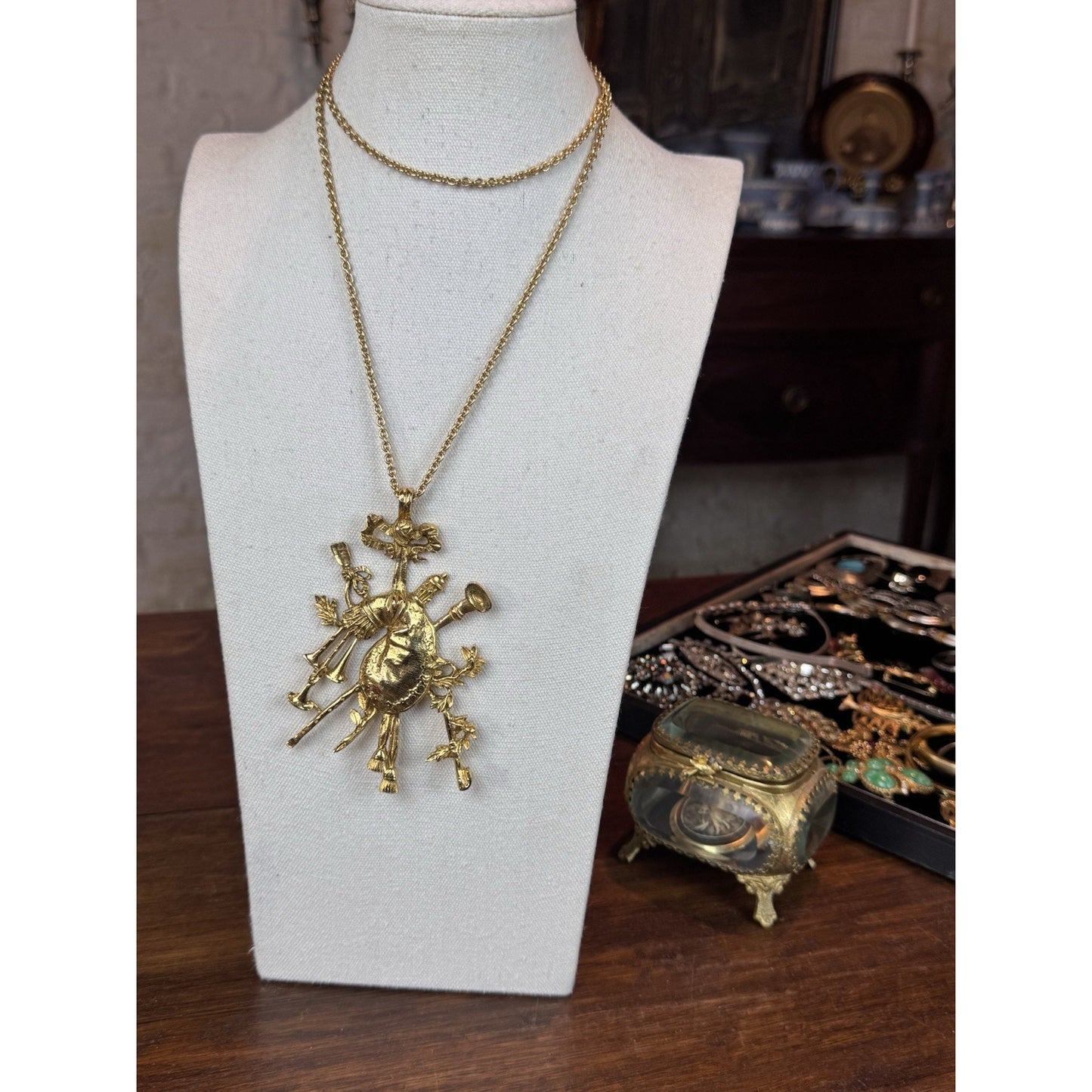 Vintage Jeanne Necklace Bagpipe Pendant Goldtone Figural Charm 32” 4.5”