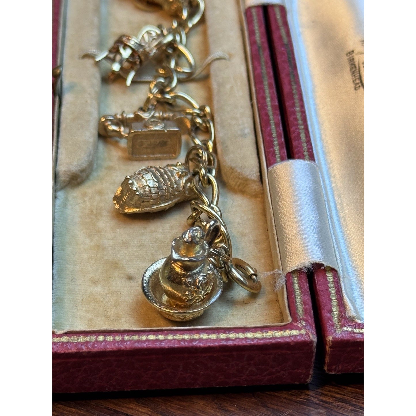 VINTAGE AVON CHARM BRACELET WITH 6 CHARMS HEAVY MARKED AVON 7" L