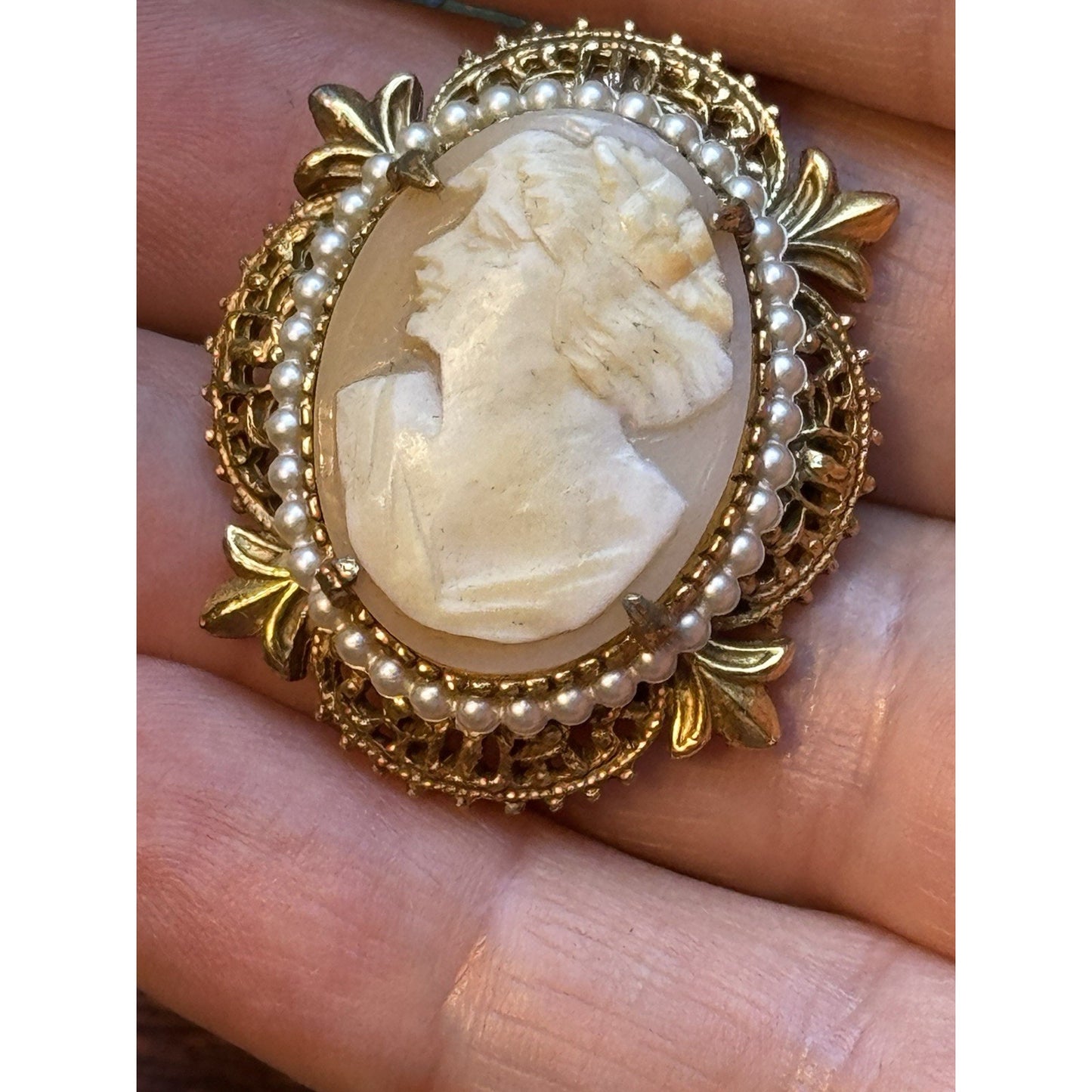 FLORENZA Cameo Brooch Pendant LEFT Facing Faux Pearl Filigree Goldtone