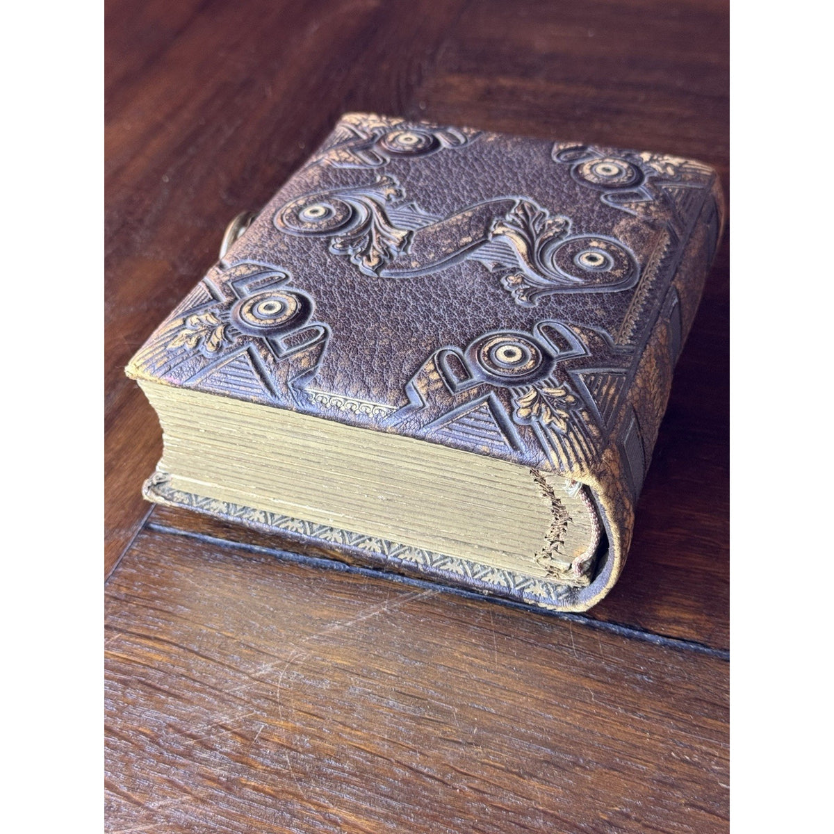Antique Photo Album 18 Victorian Portraits Embossed Cover Clasp 6”x5” DAMAGED