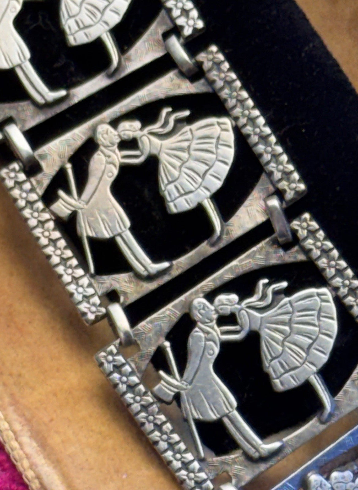 Vintage Sterling Silver Kissing Couple Bracelet Romantic Love Story Panel 6.75”