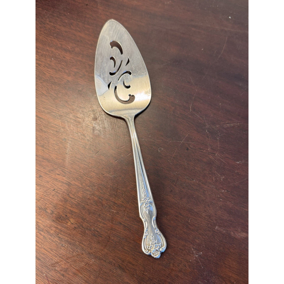 Wm Rogers Silverplate Pie & Cake Server – Original Rogers Floral Pattern – 8.5”