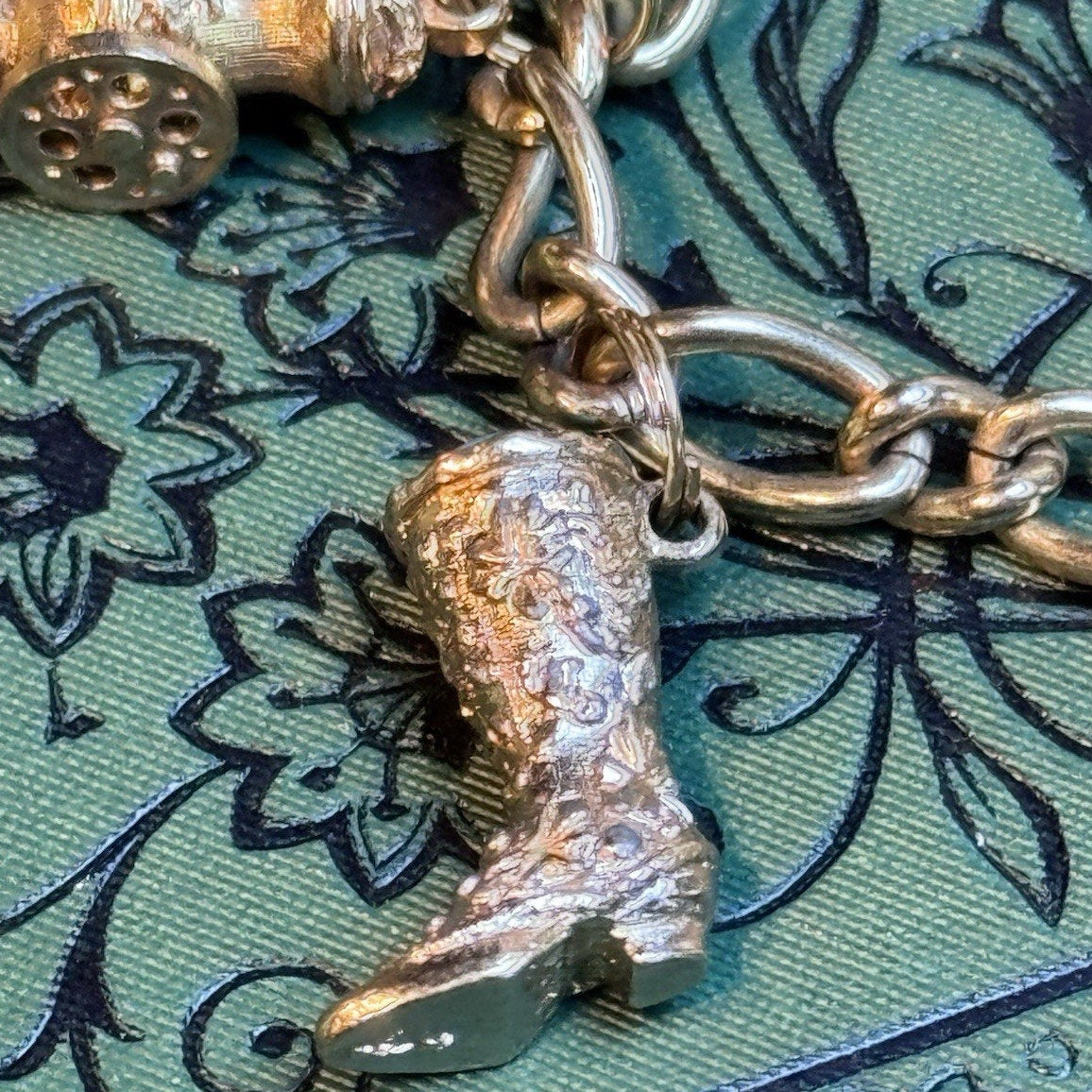 VINTAGE AVON CHARM BRACELET WITH 6 CHARMS HEAVY MARKED AVON 7" L